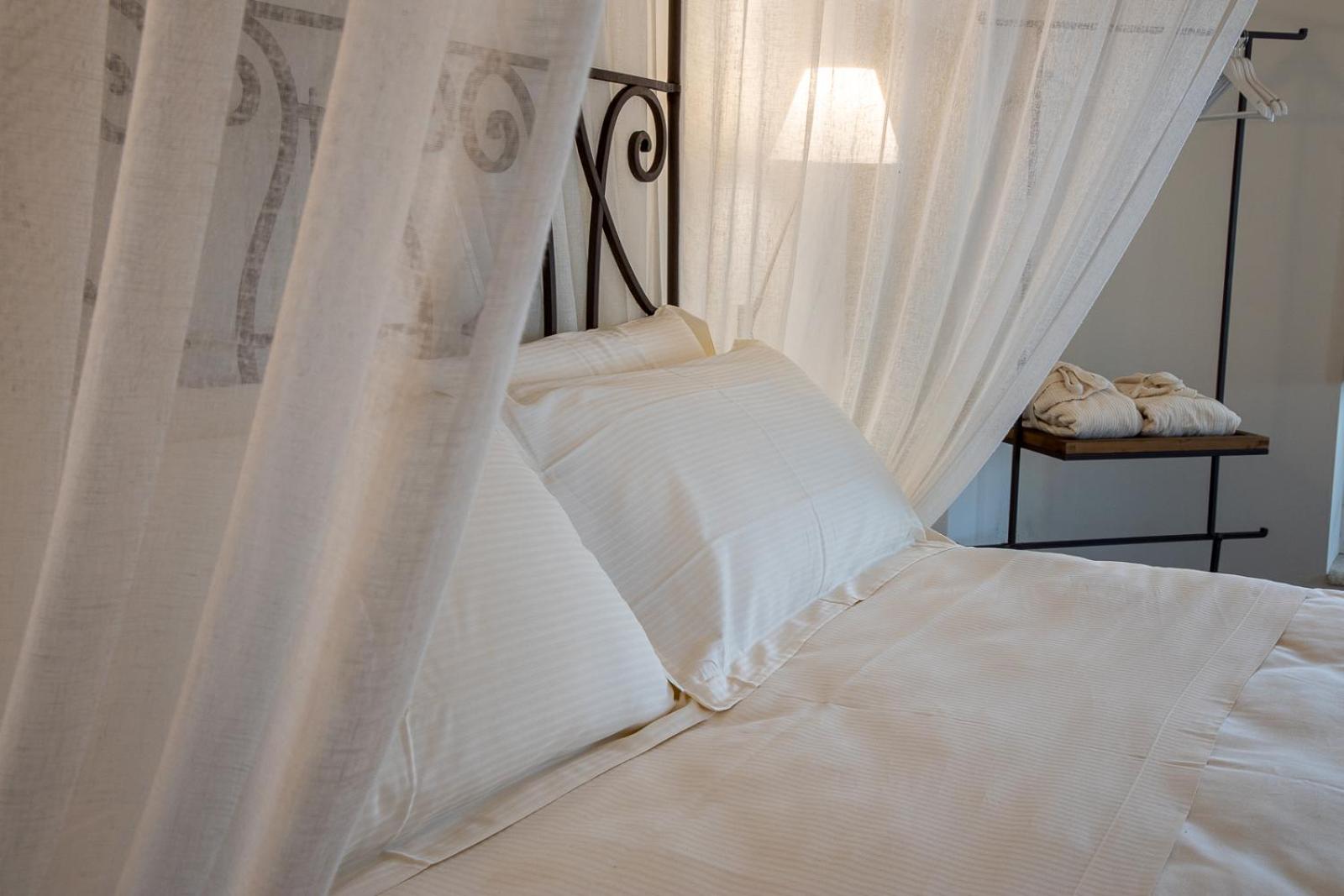 Deluxe Double Room with Balcony - Photo 8