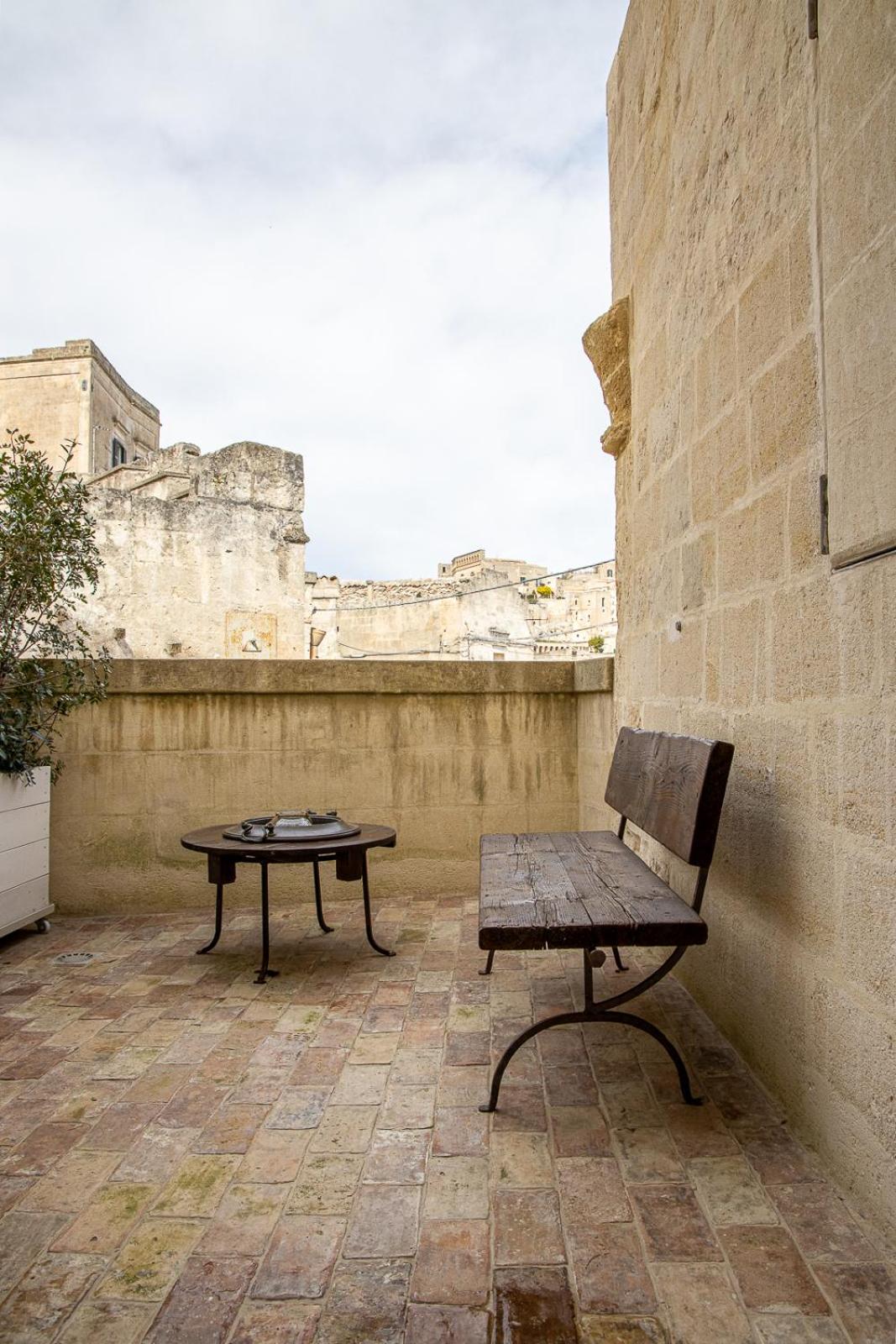 Deluxe Double Room with Balcony - Photo 22