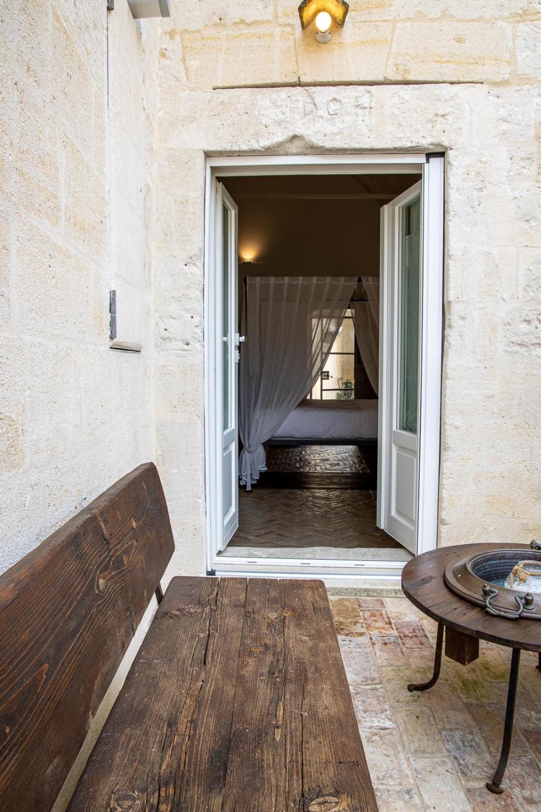Deluxe Double Room with Balcony - Photo 21
