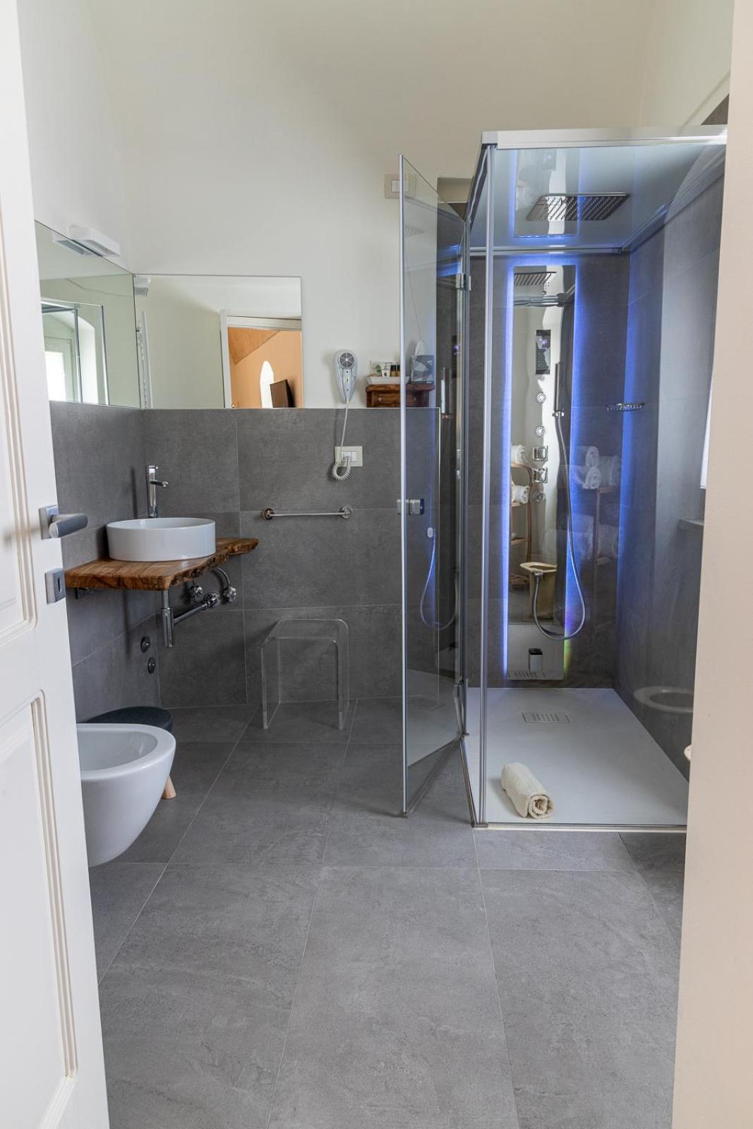 Deluxe Double Room with Balcony - Photo 19