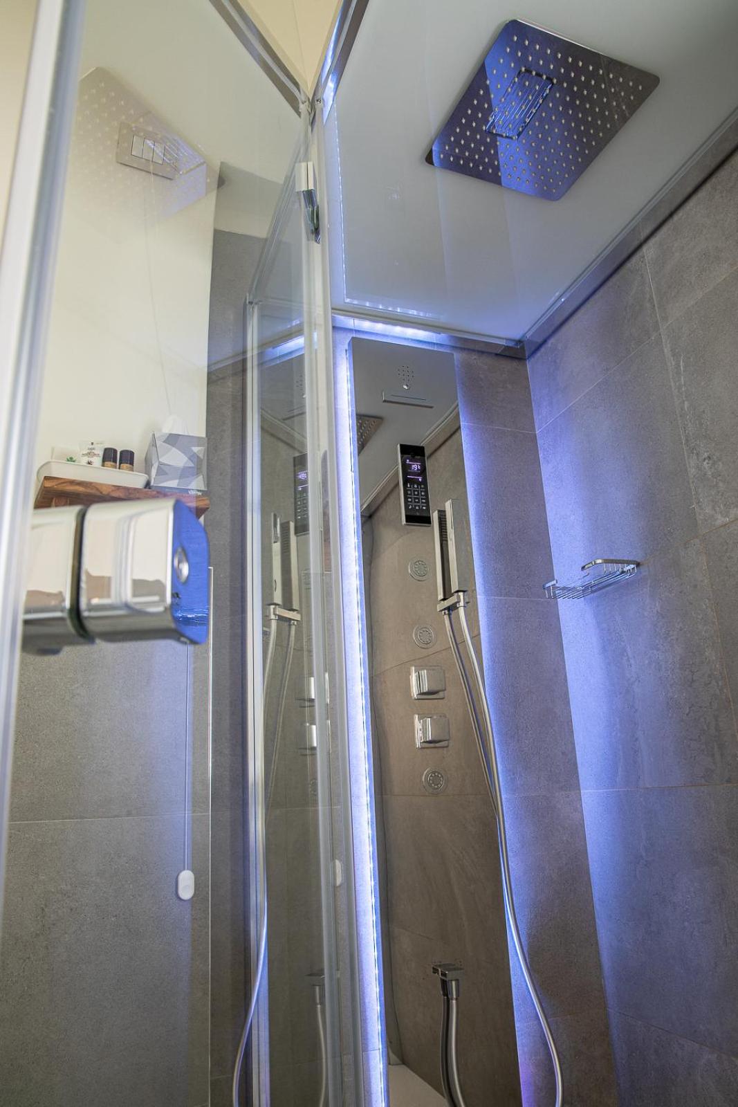 Deluxe Double Room with Balcony - Photo 18