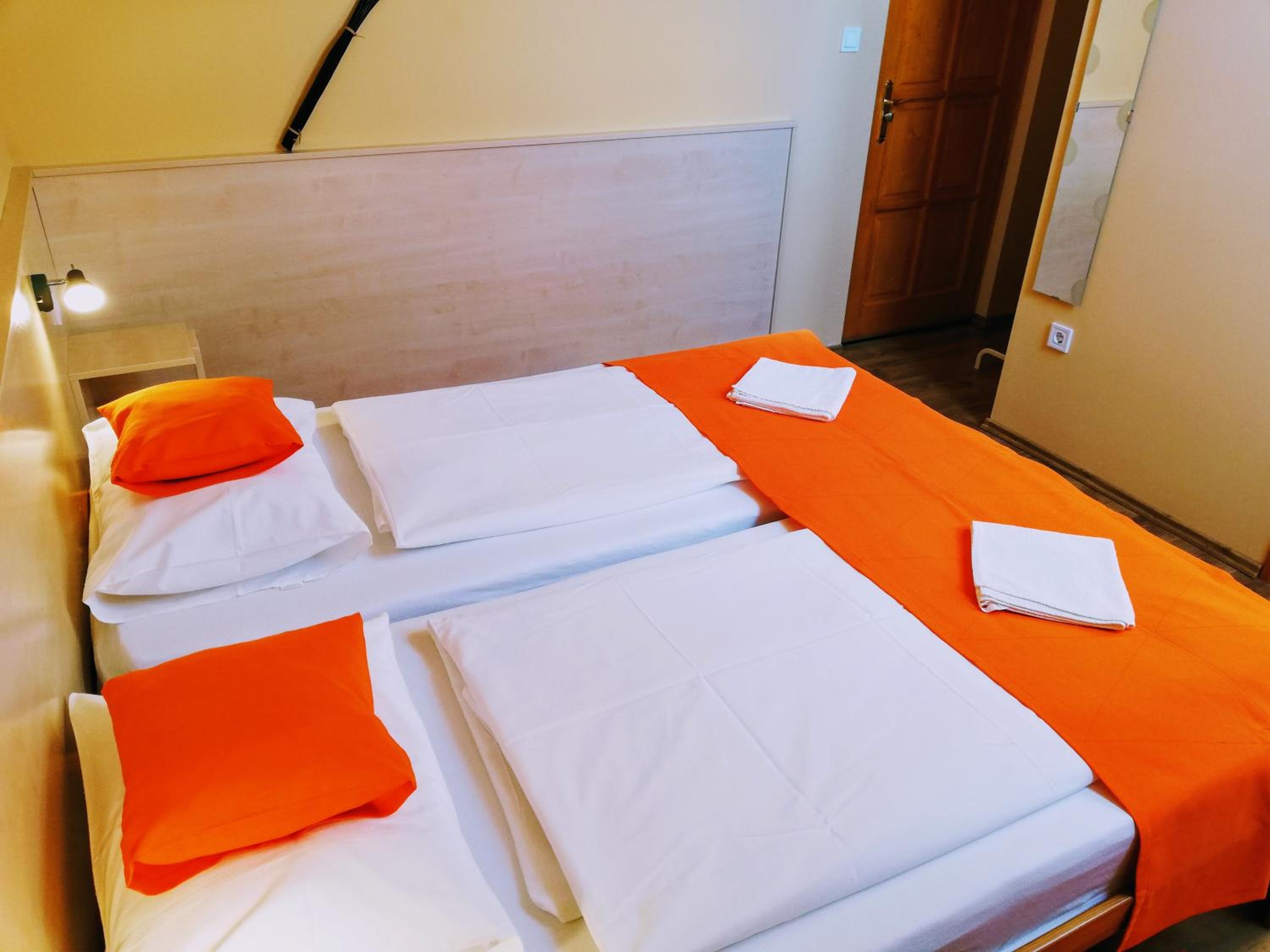 Double or Twin Room with Shower - Photo 5