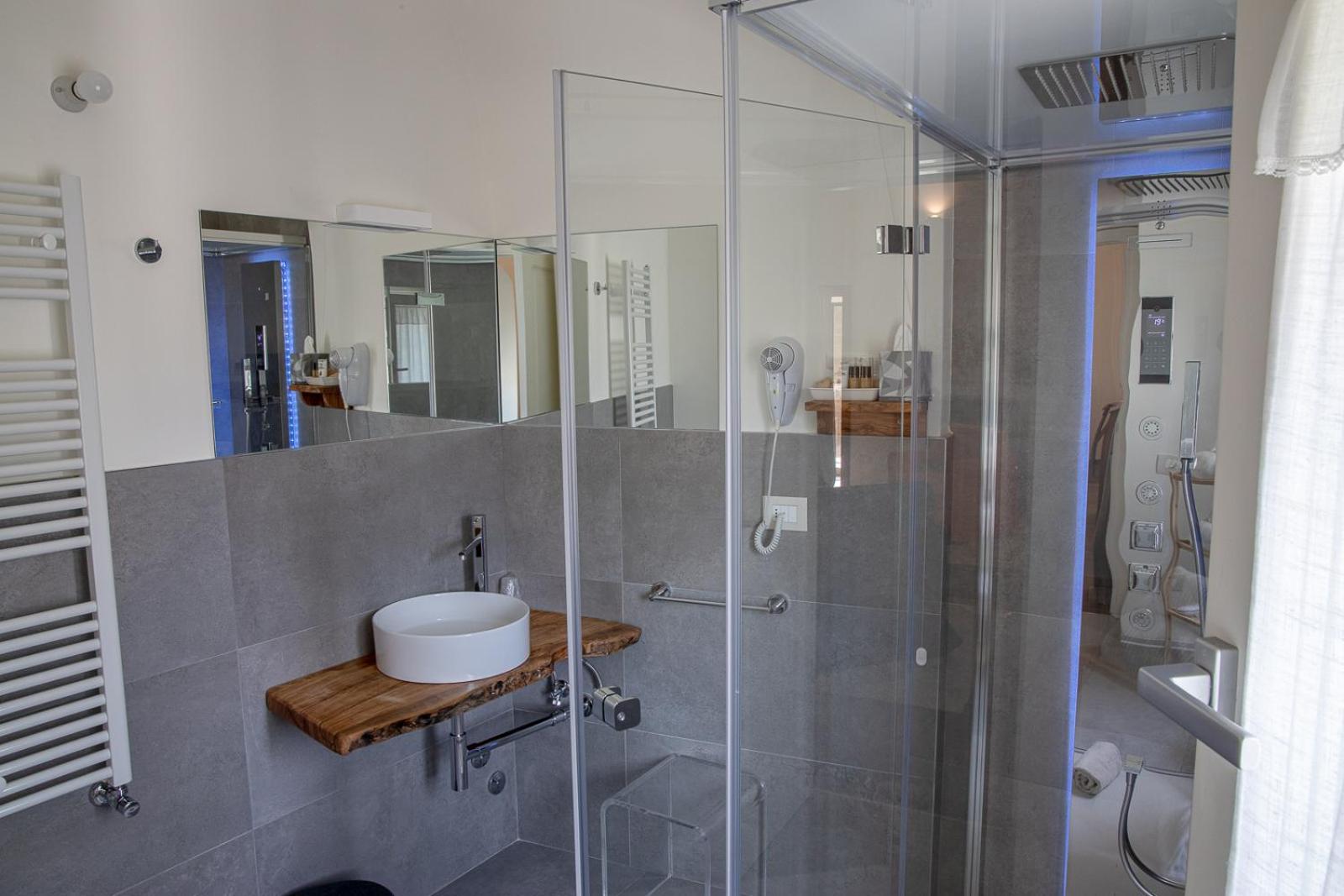 Deluxe Double Room with Balcony - Photo 15