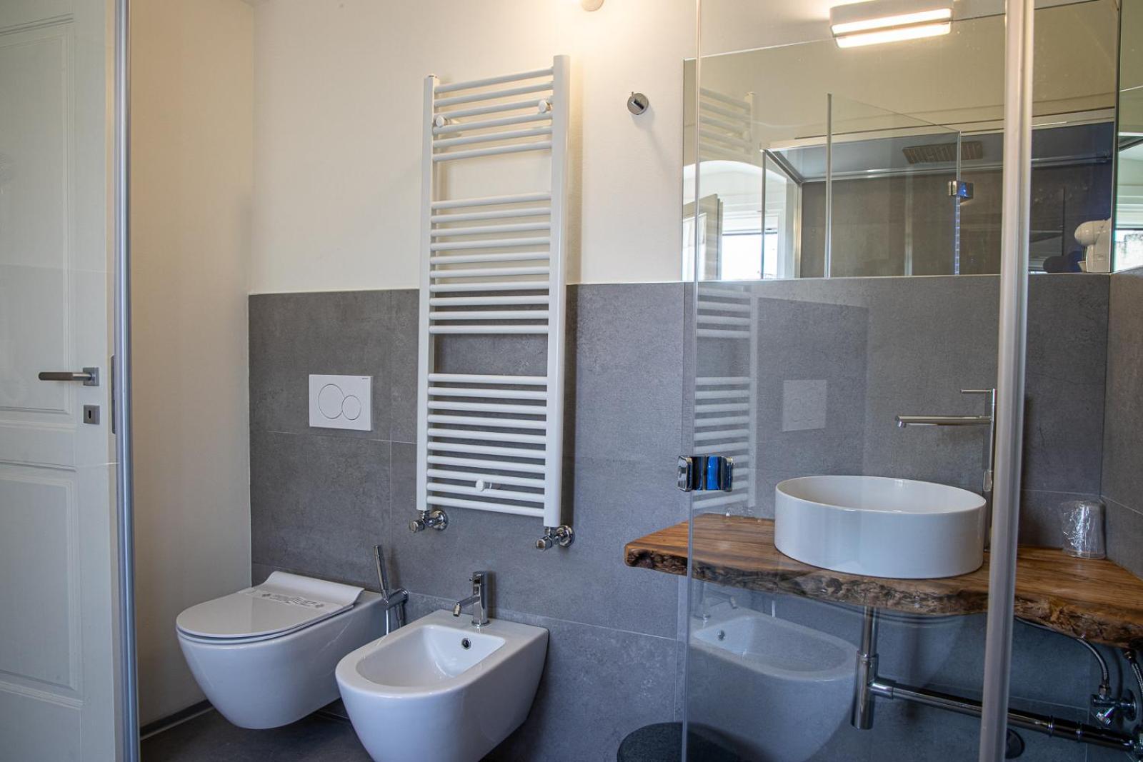 Deluxe Double Room with Balcony - Photo 14