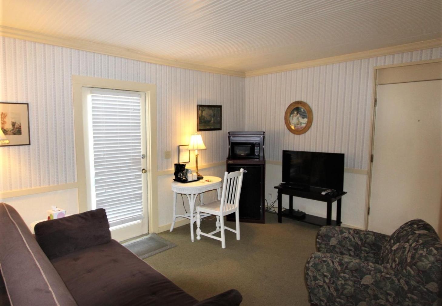 Suite with 1 King Bed and 1 Queen Sofa Bed, Room 10 (No Pets)) photo 2