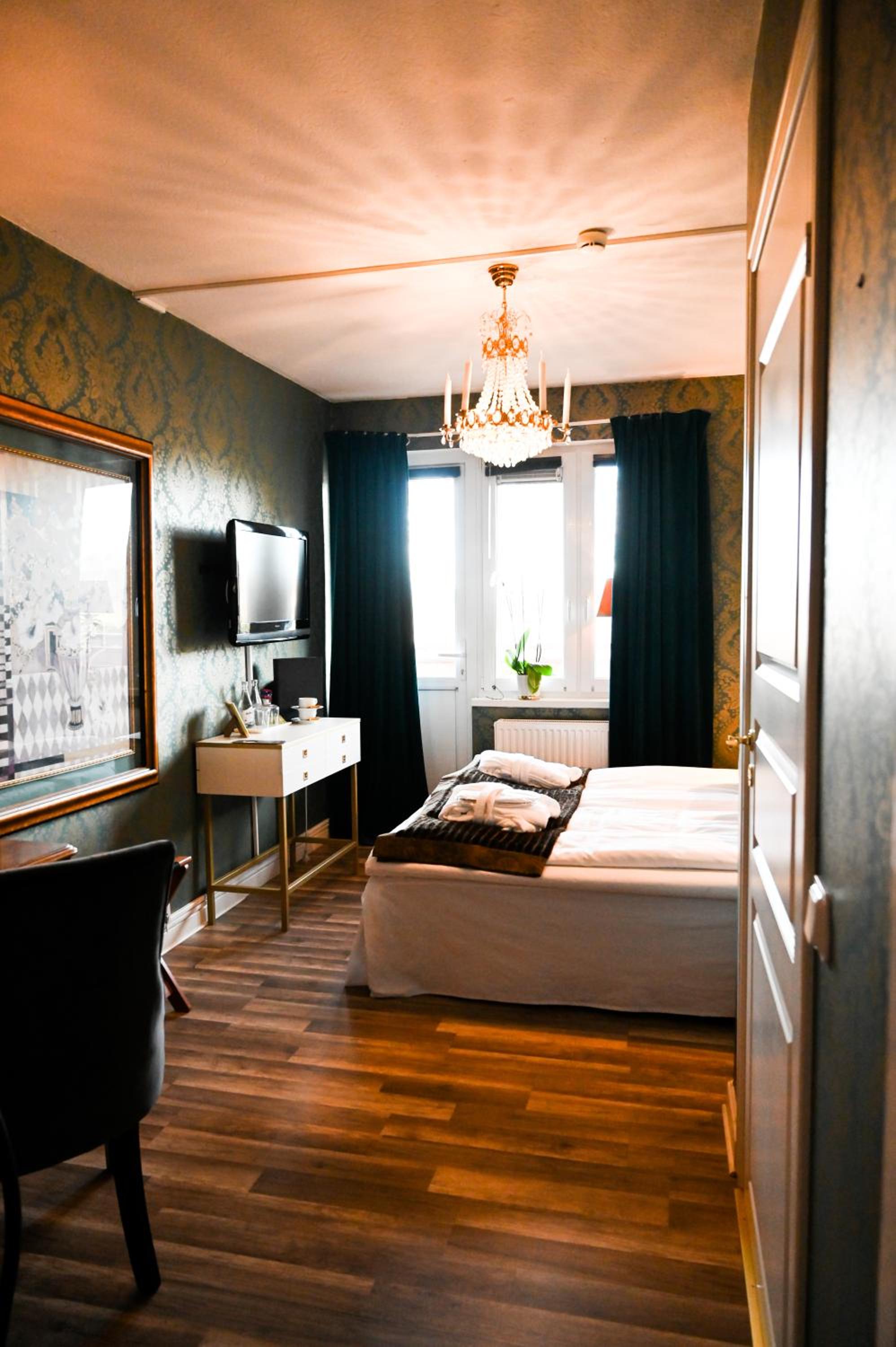 Double or Twin Room - Photo 10