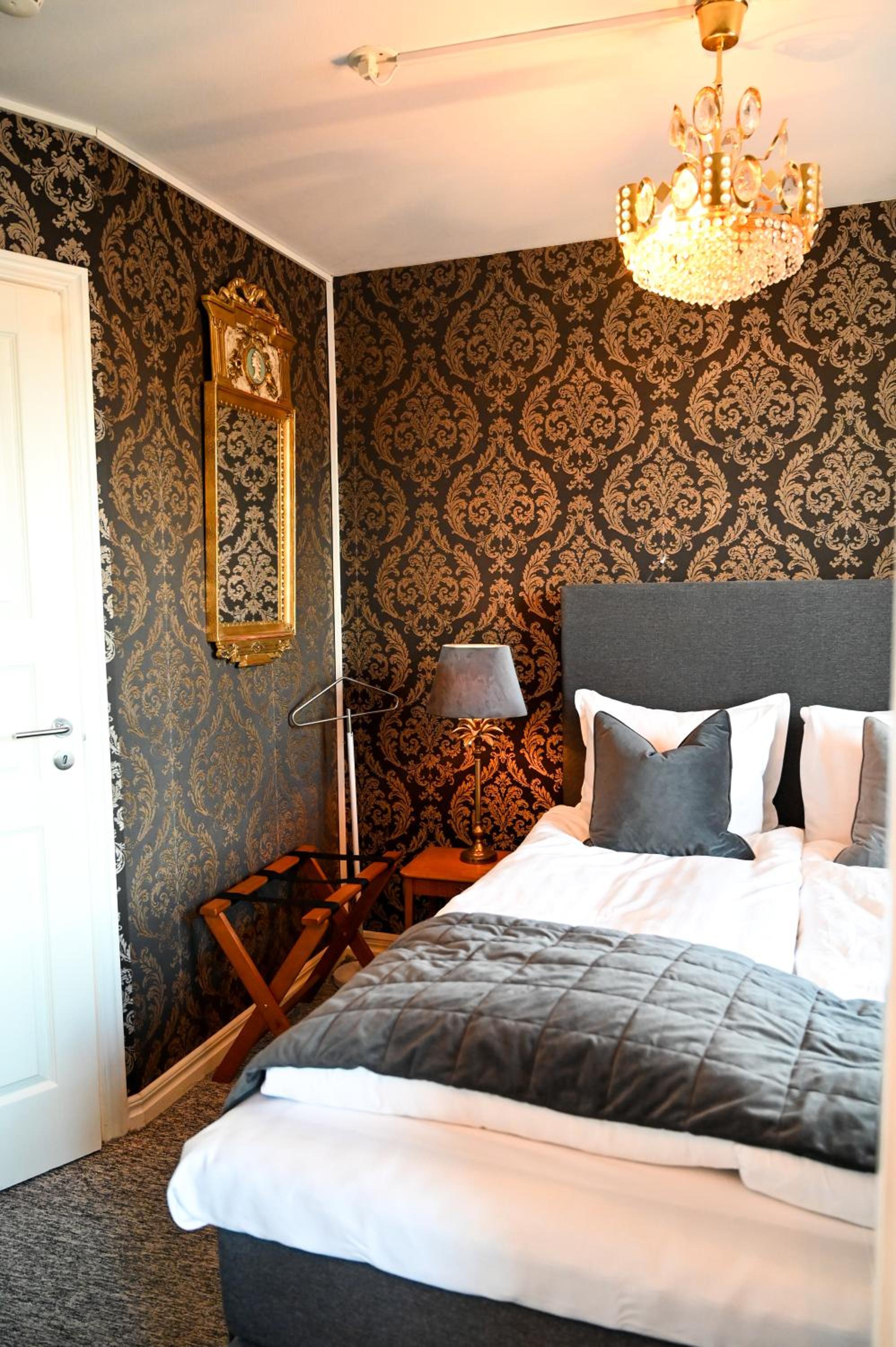 Double or Twin Room - Photo 6