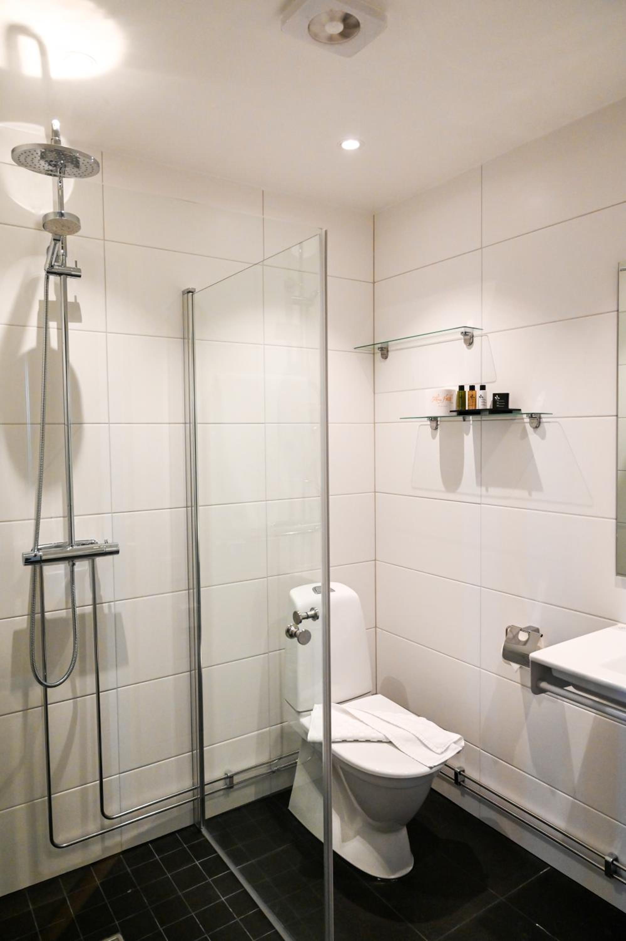 Double or Twin Room - Photo 8