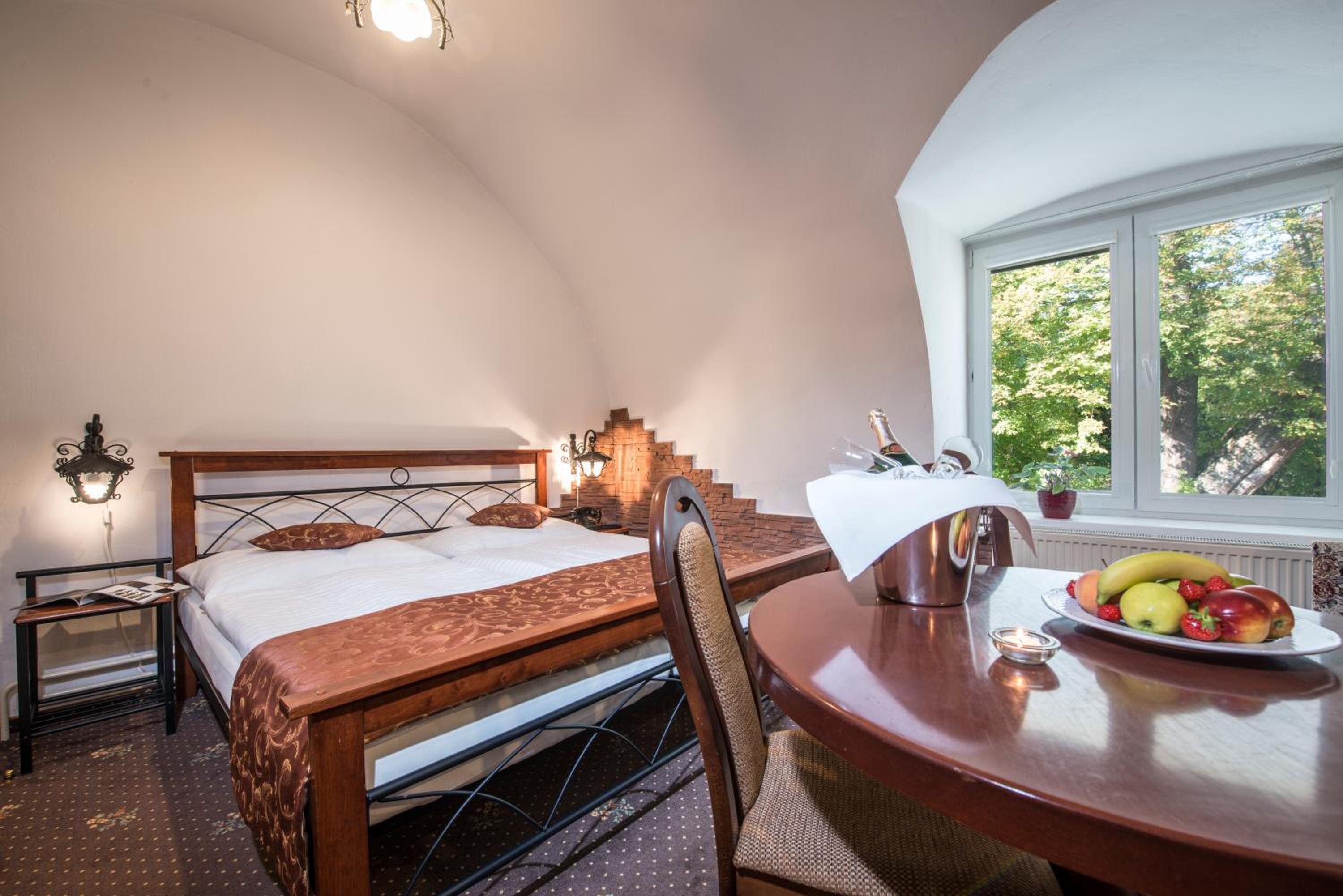 Studio (2 Adults + 2 Children)