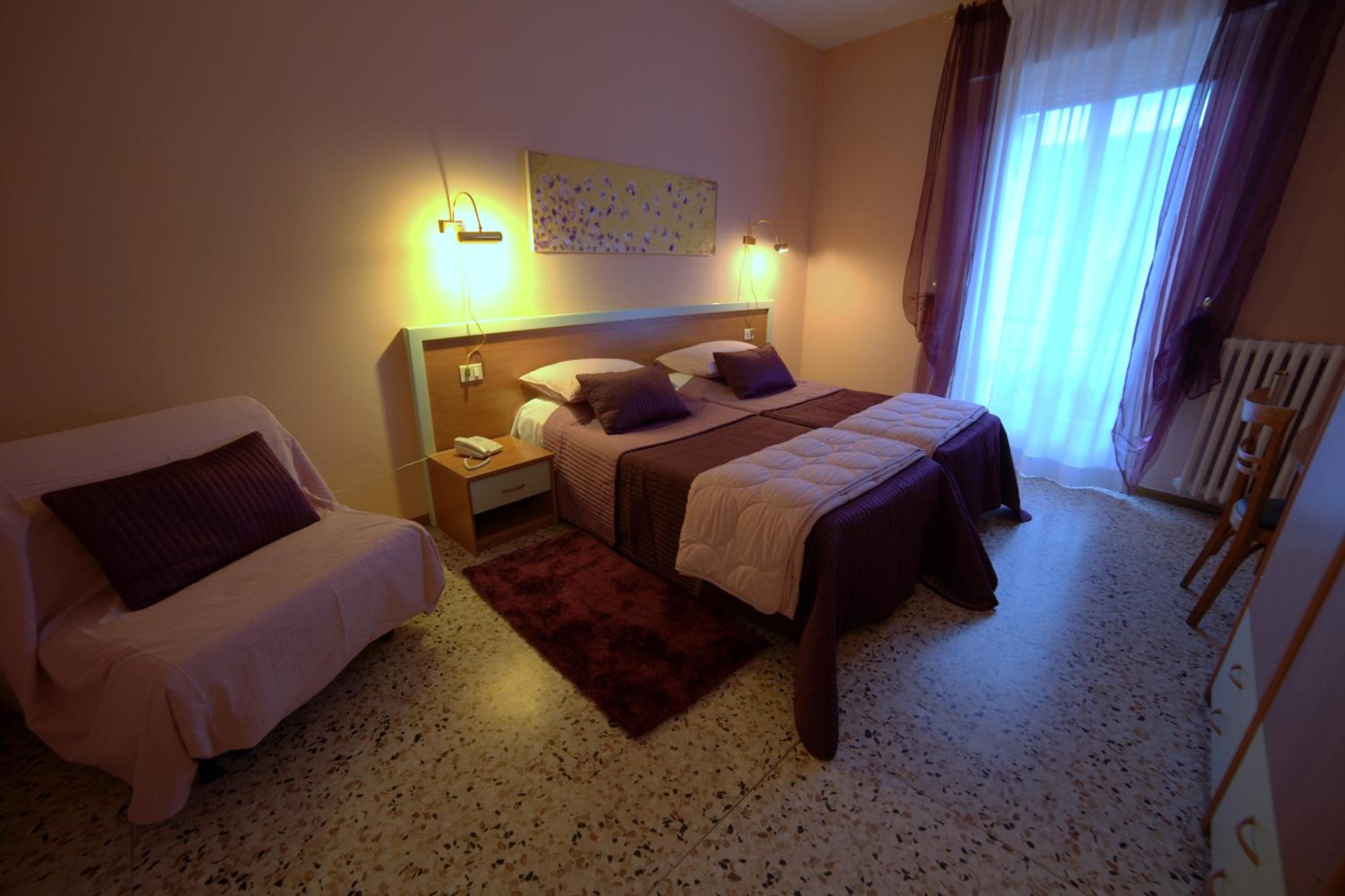 Twin Room - Photo 6