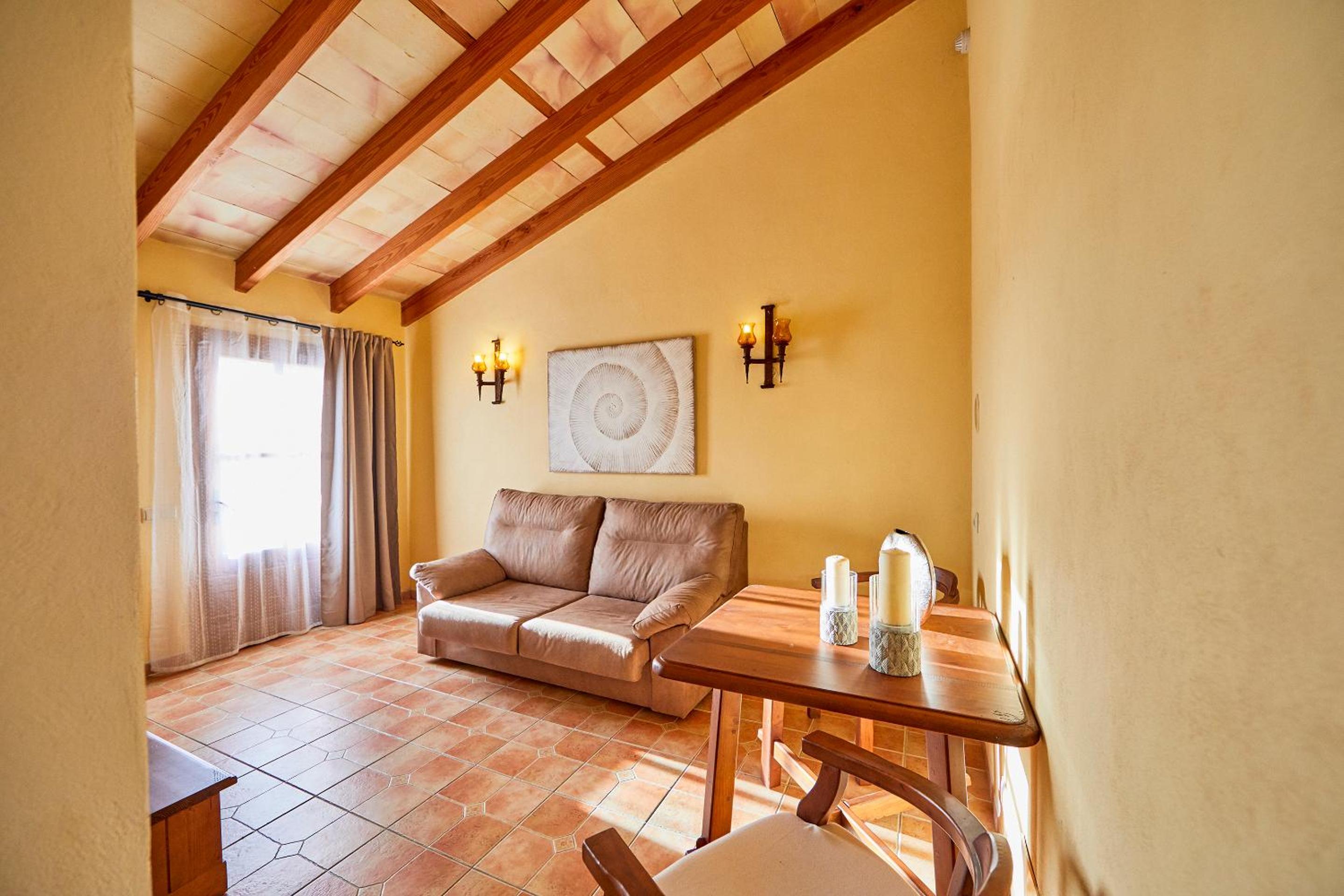 Suite - Photo 1