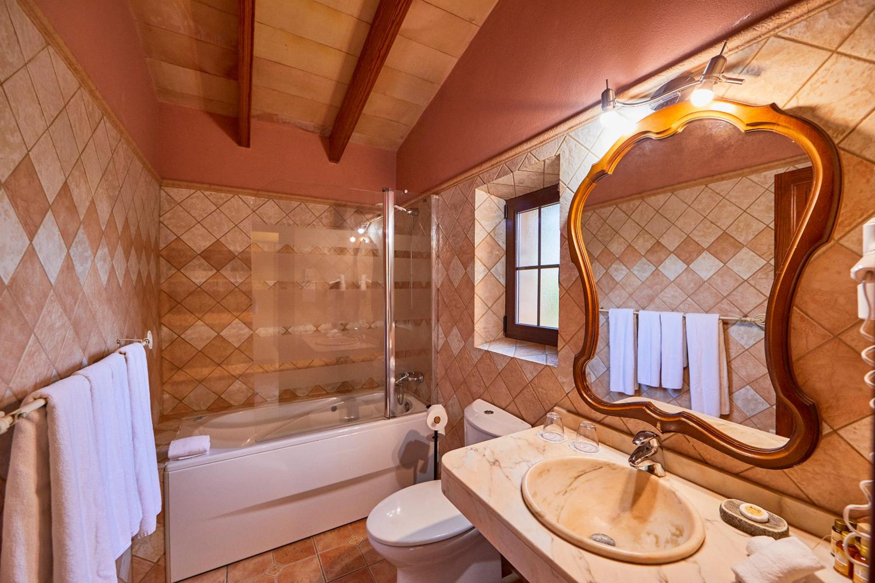 Suite - Photo 13