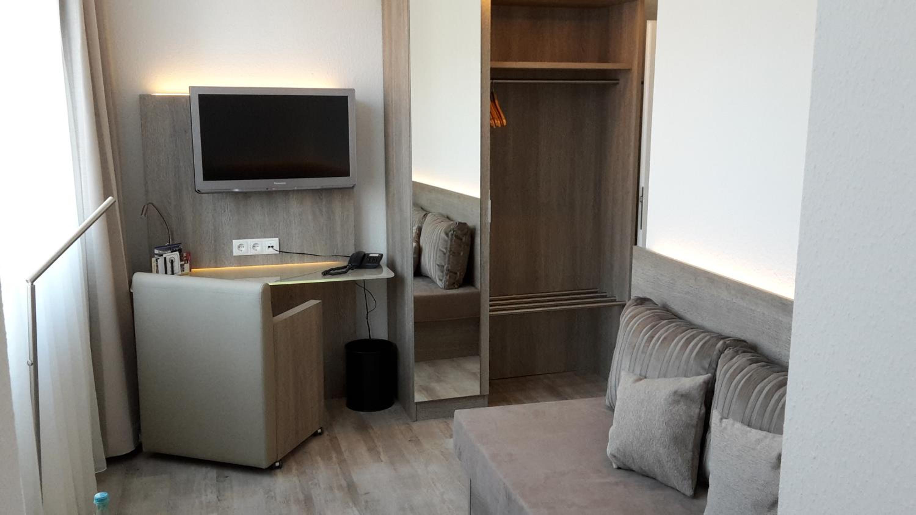 Single Room with Bathroom photo 2