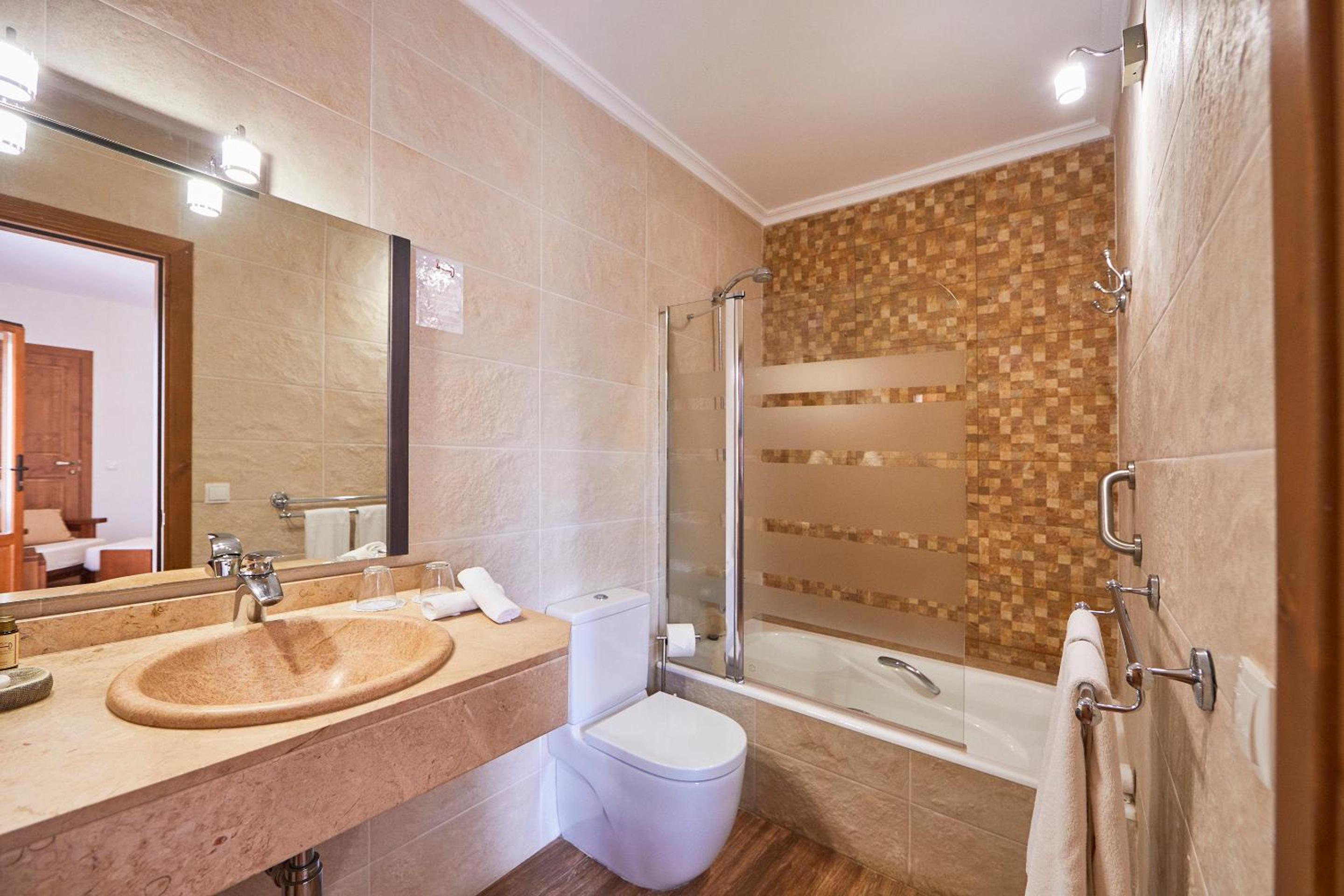 Double or Twin Room - Photo 11