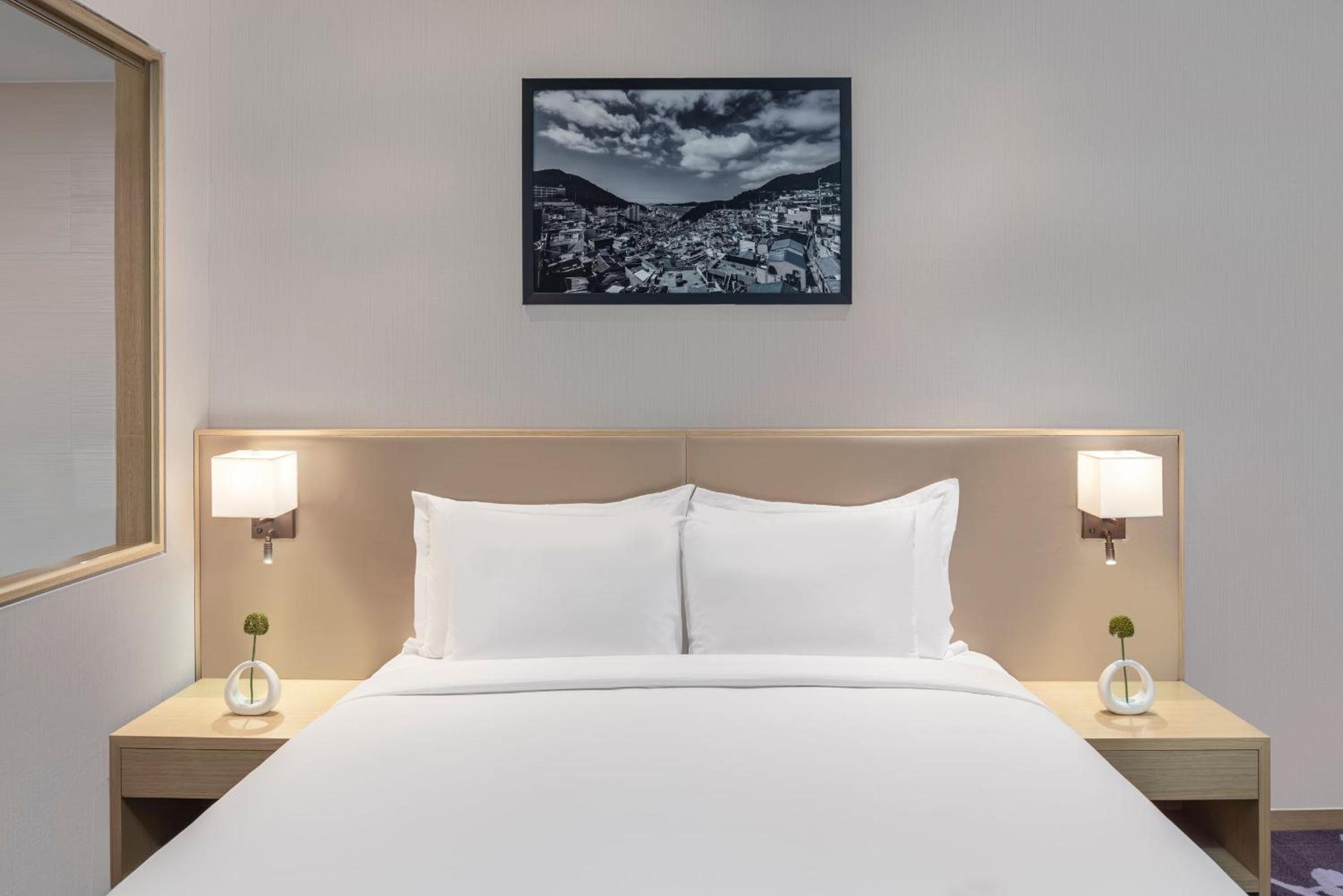 Deluxe King Room with City View - Photo 3