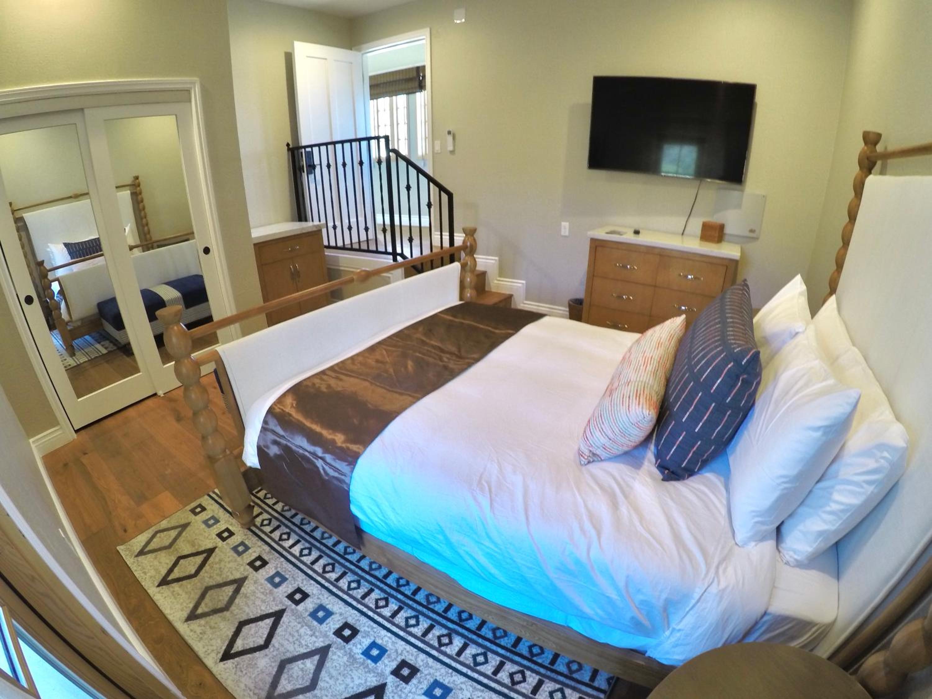 Three-Bedroom Penthouse - Photo 23