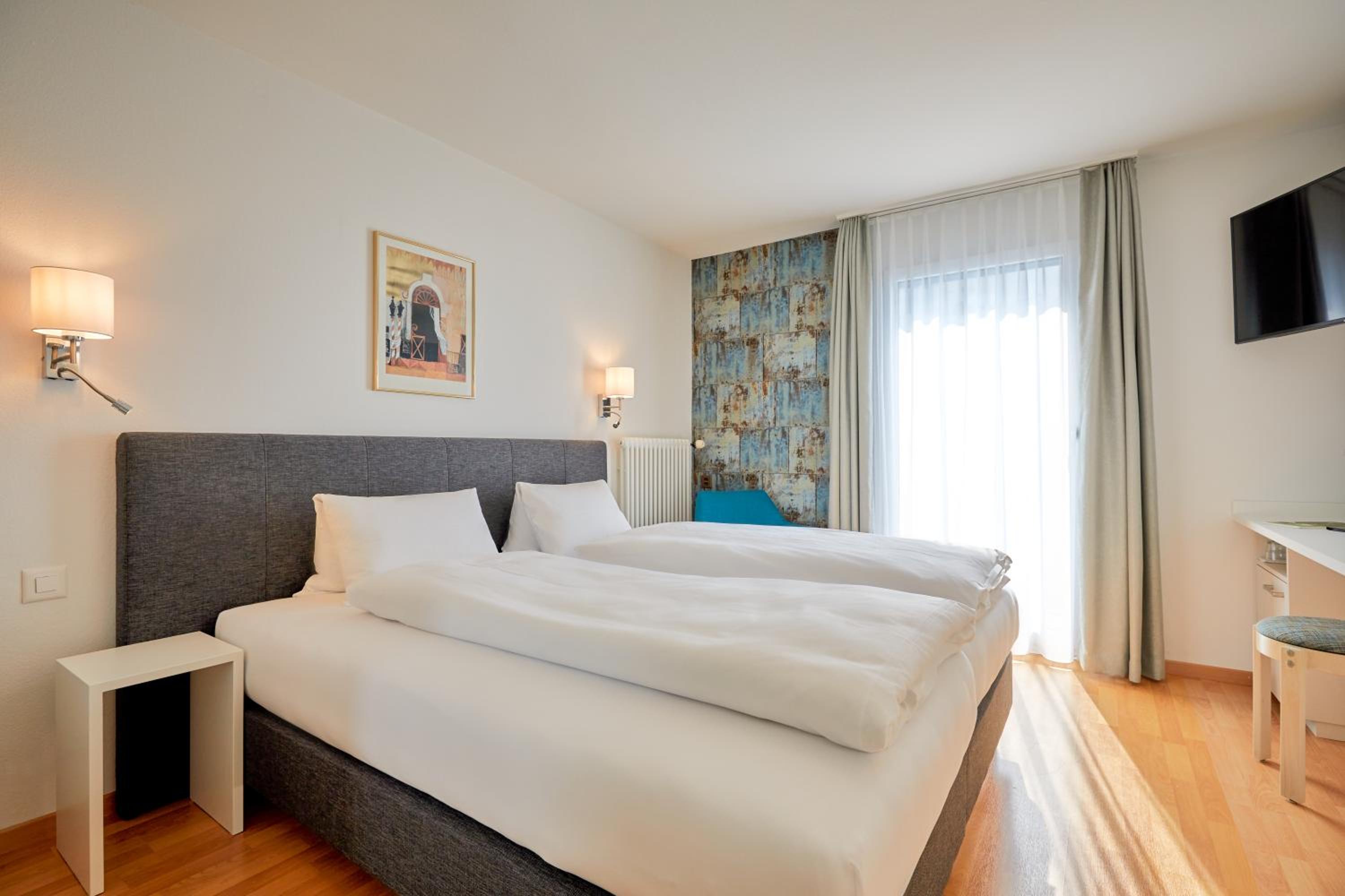 Standard Double Room with Lake View - Photo 5