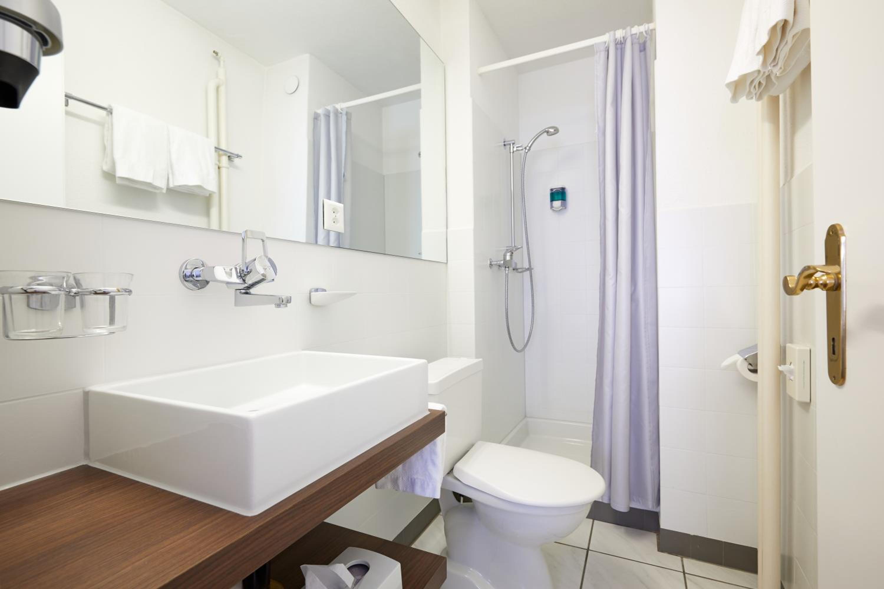 Standard Double Room with Lake View - Photo 7