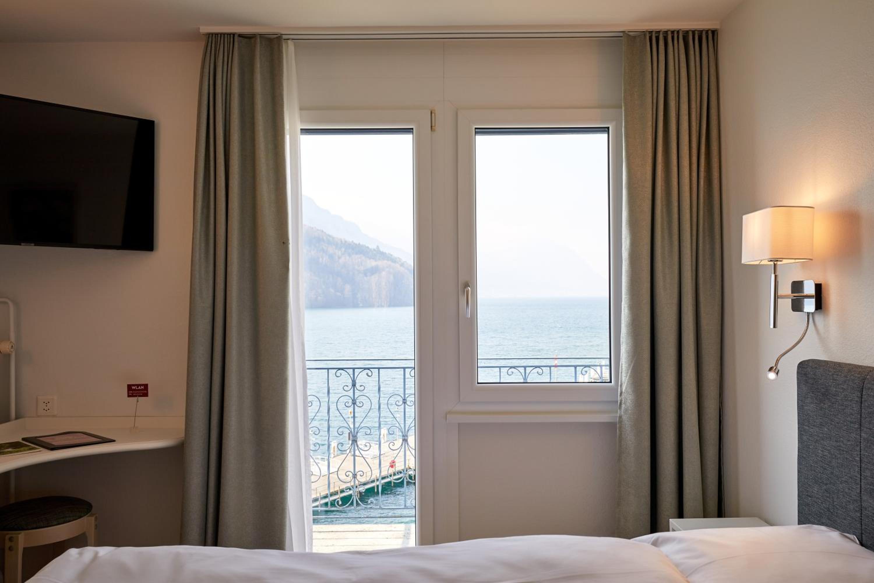 Standard Double Room with Lake View - Photo 3