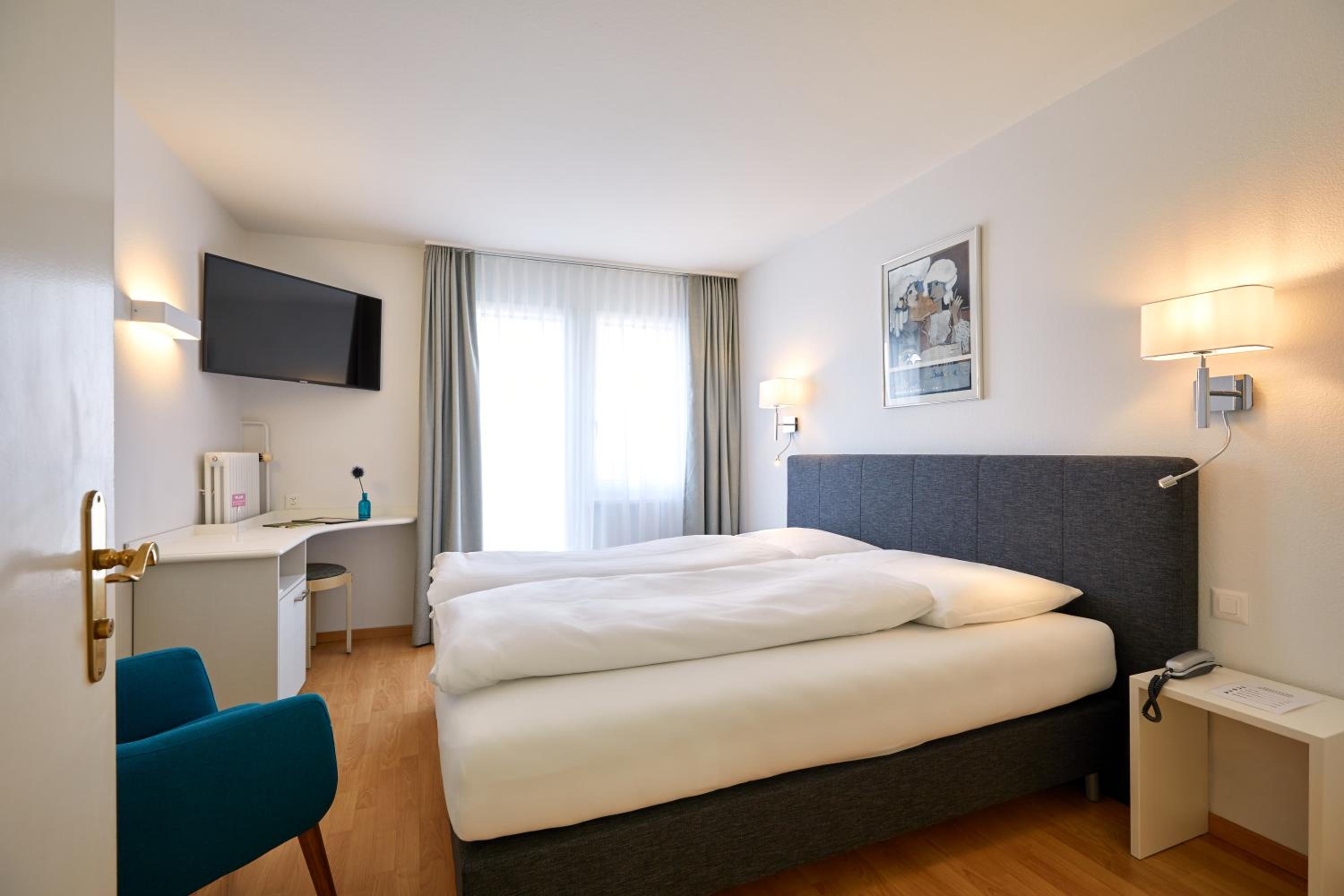 Standard Double Room with Lake View - Photo 1