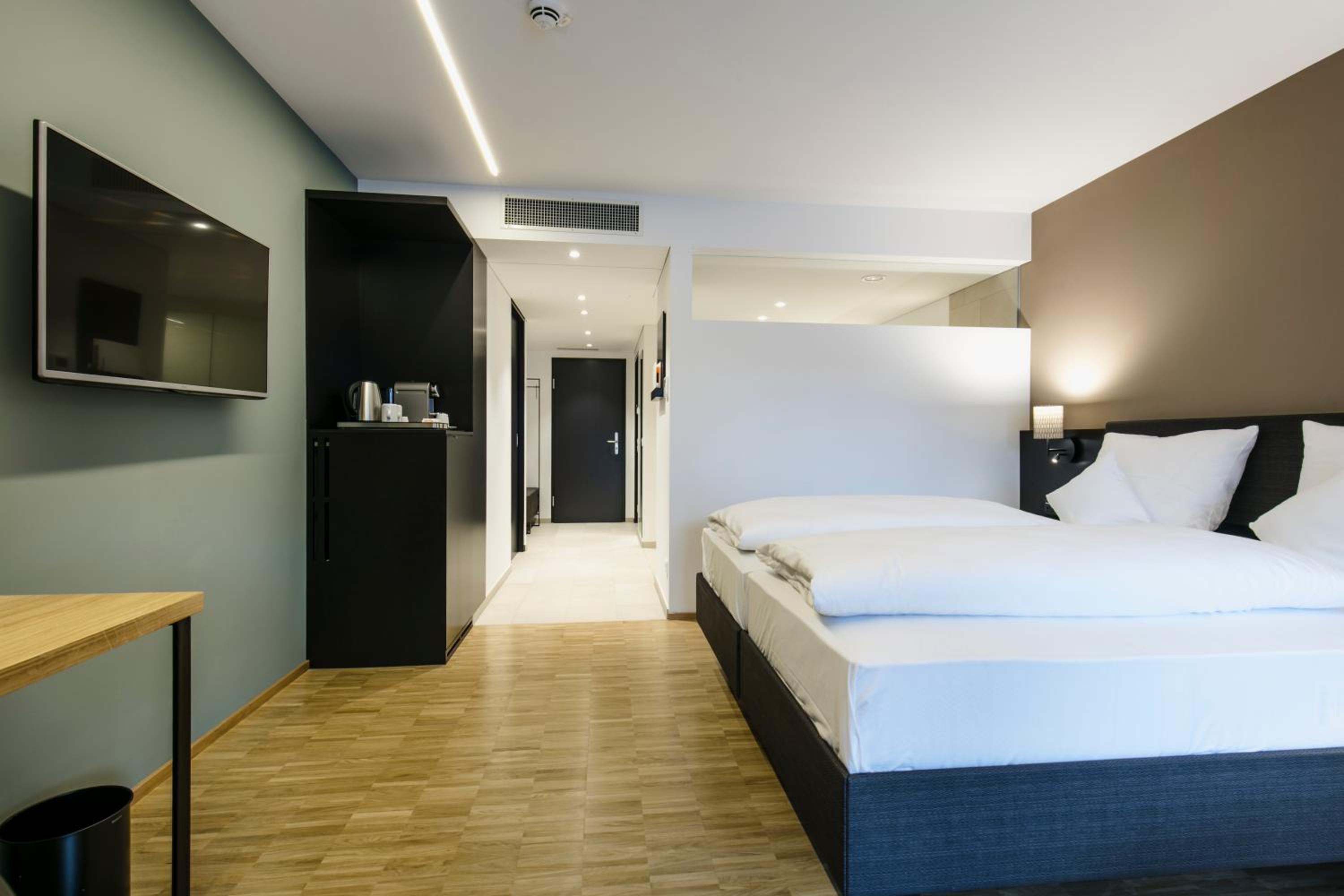 Suite - Photo 1