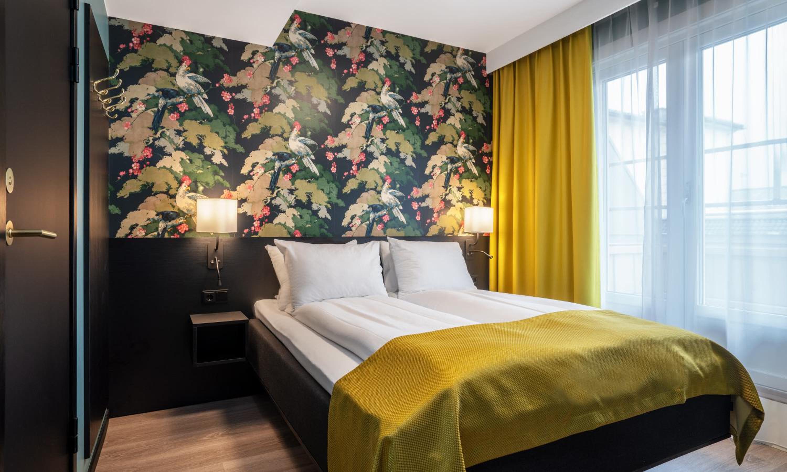 Junior Suite with Balcony - Photo 3