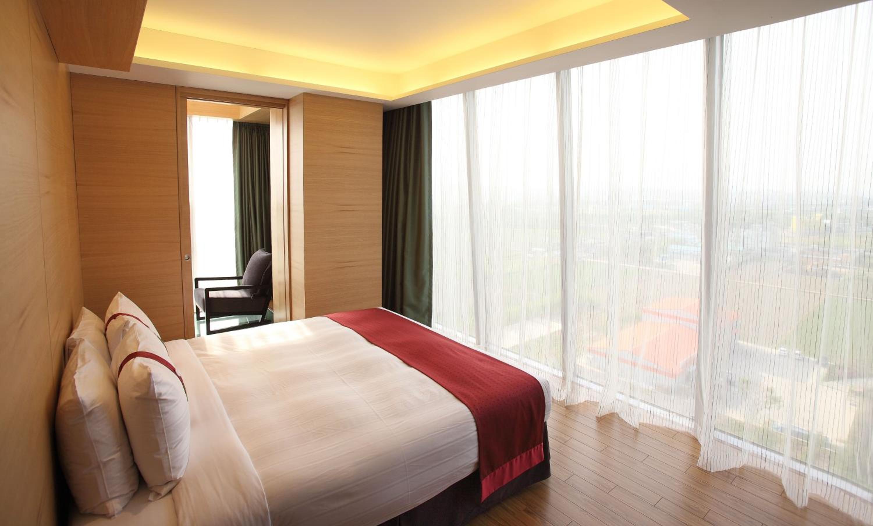 One-Bedroom King Suite with Balcony photo 3