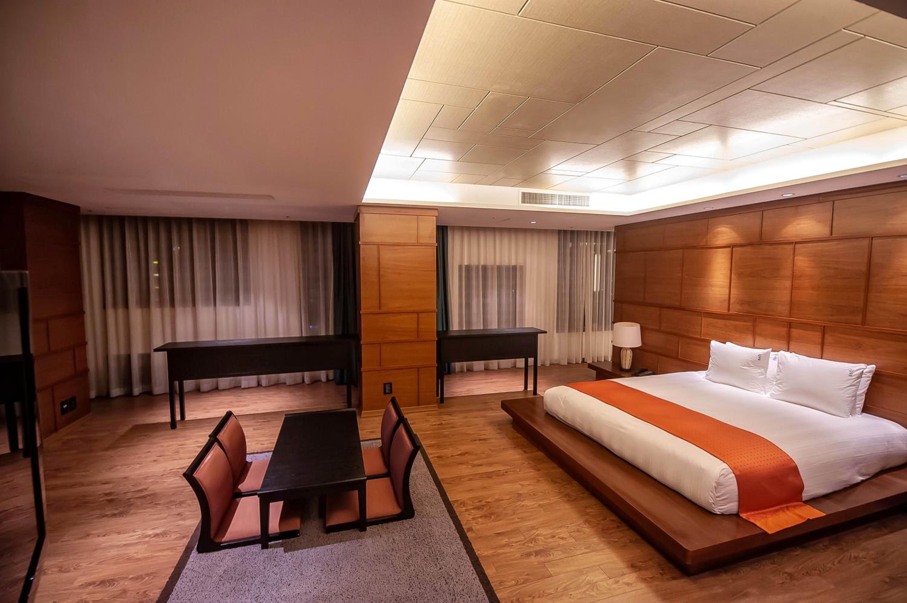 One-Bedroom King Suite - Korea Theme photo 3