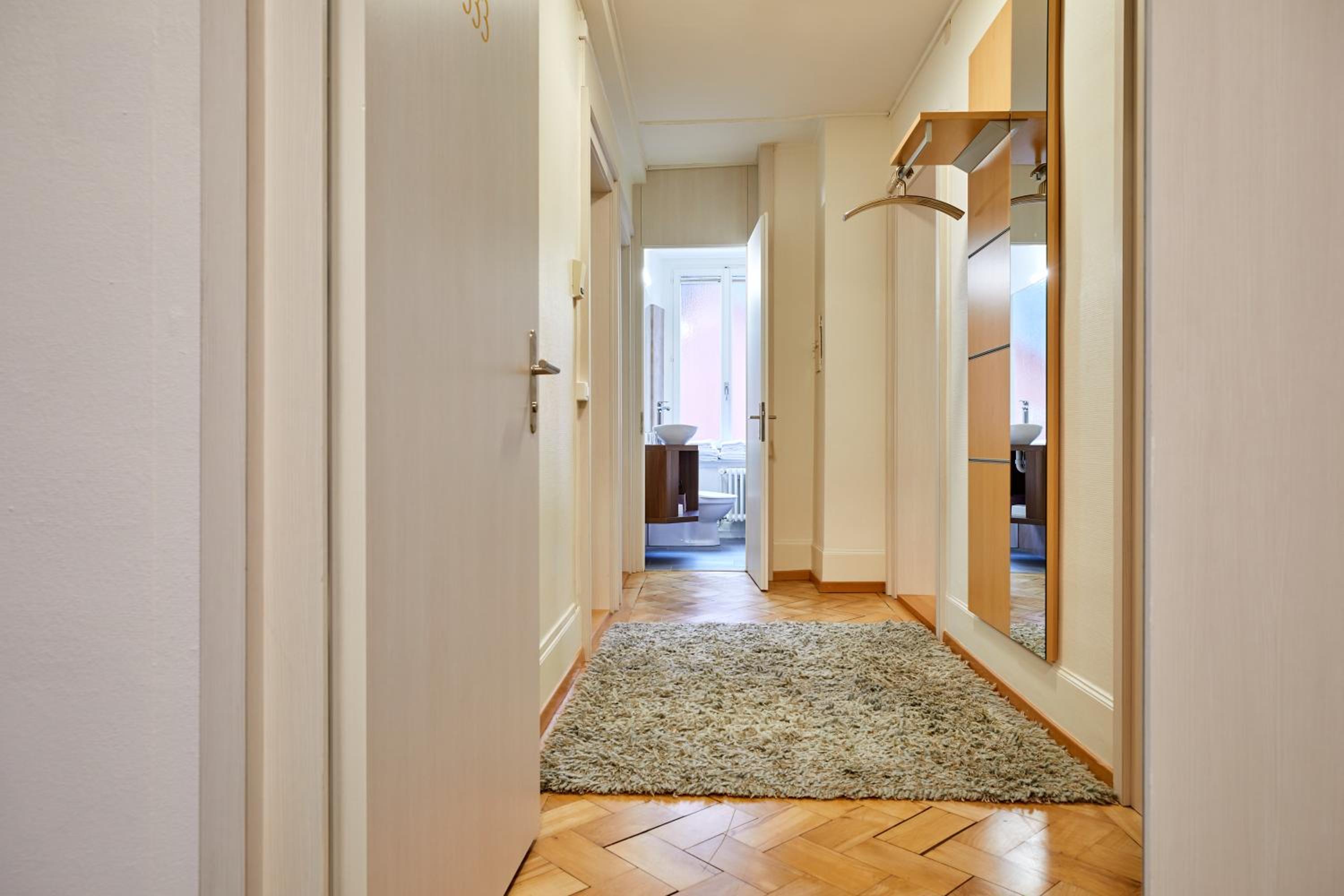 Family Apartment with Lake View - Photo 5