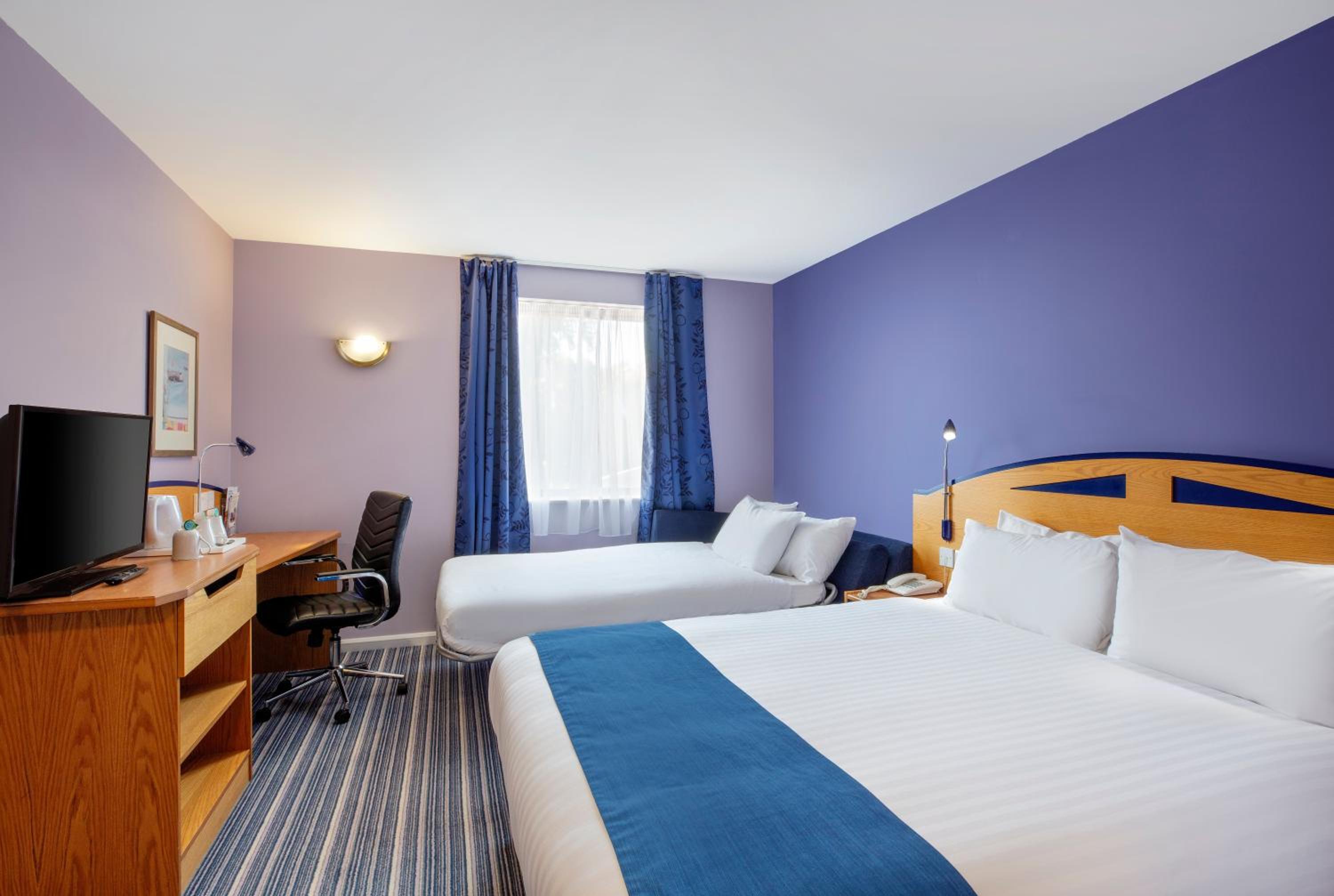 Standard Double Room with Sofa Bed and Free Hot Breakfast - Photo 4