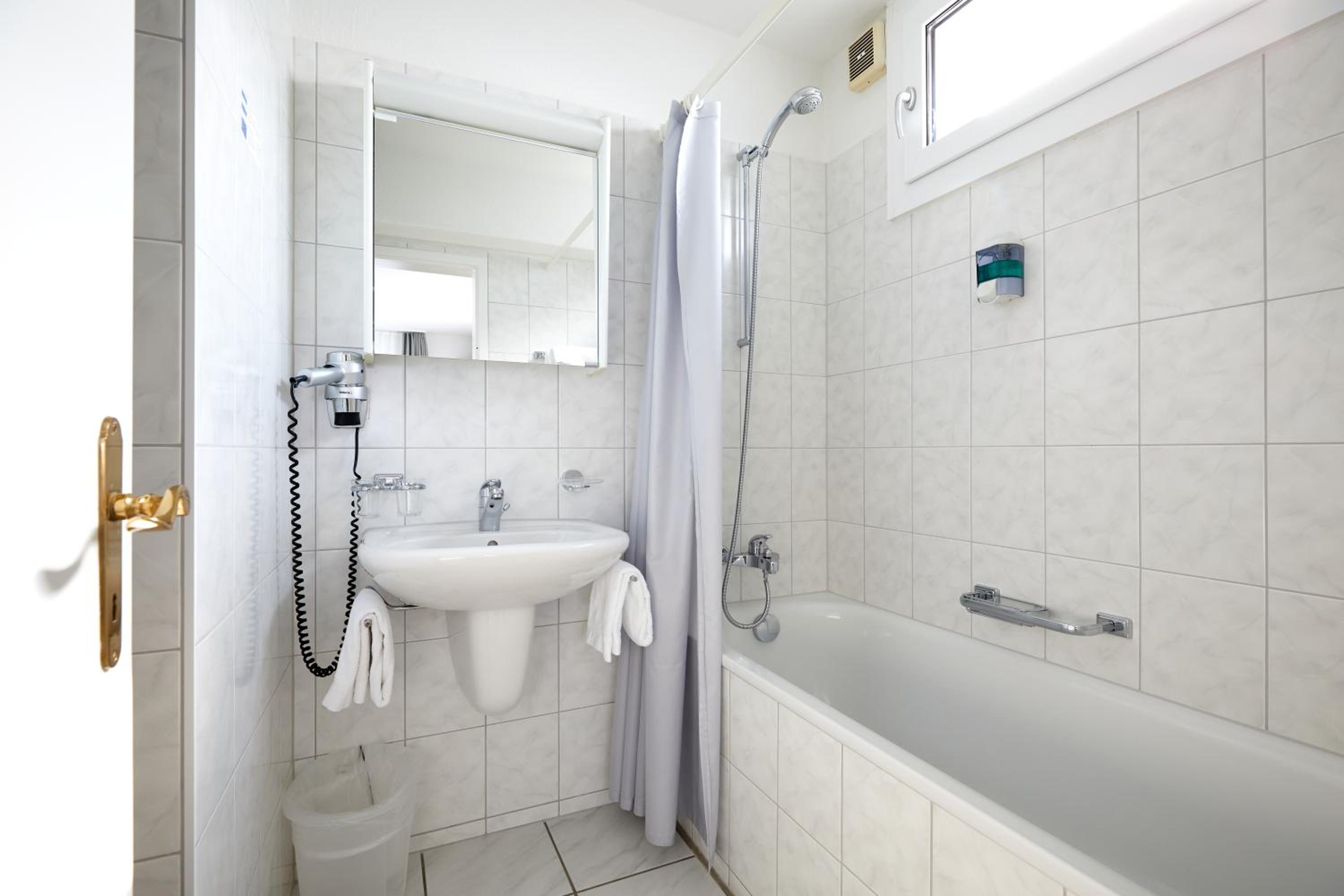 Superior Double Room with Balcony and Lake View - Photo 8