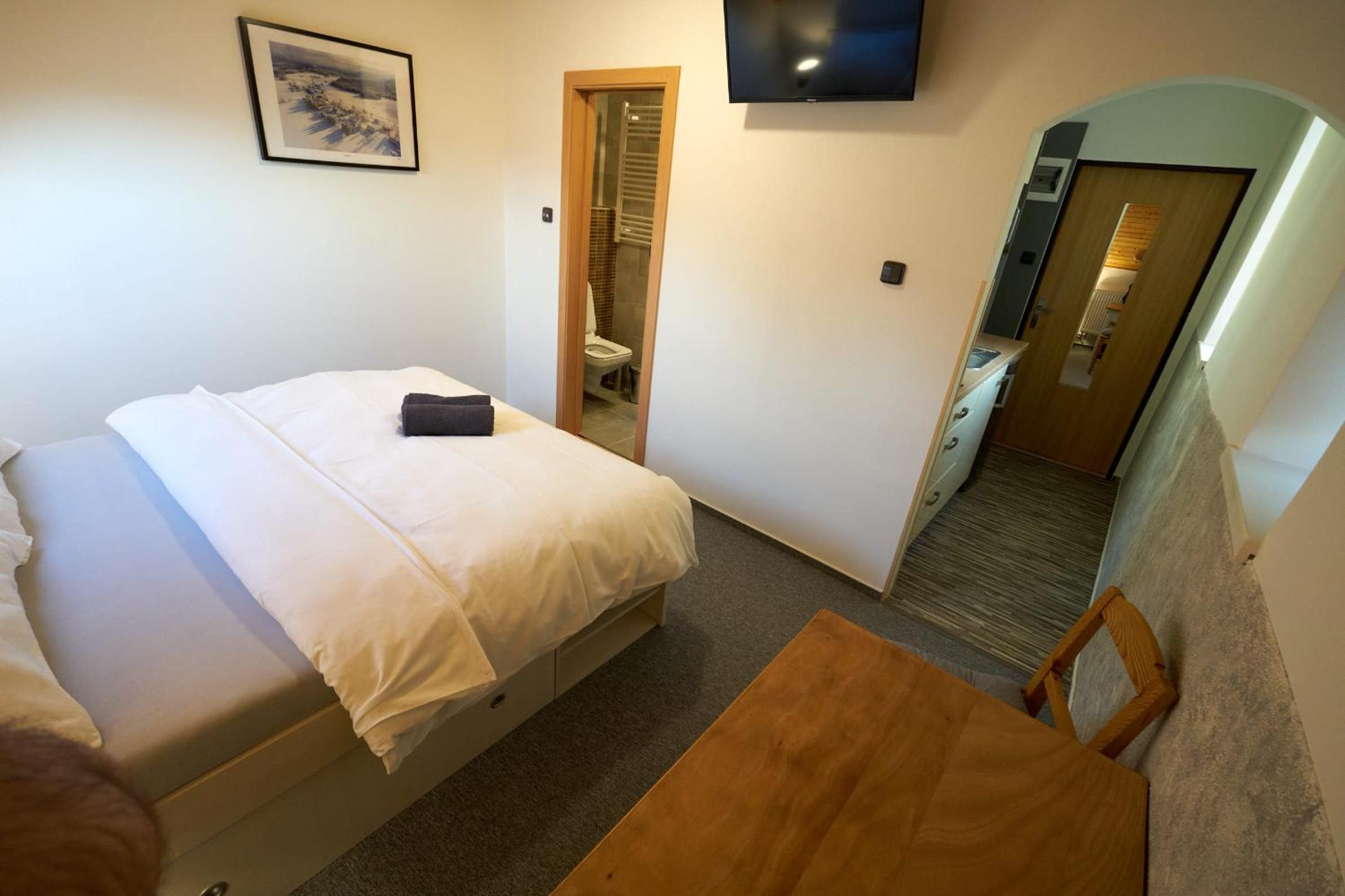 One-Bedroom Apartment - Photo 3
