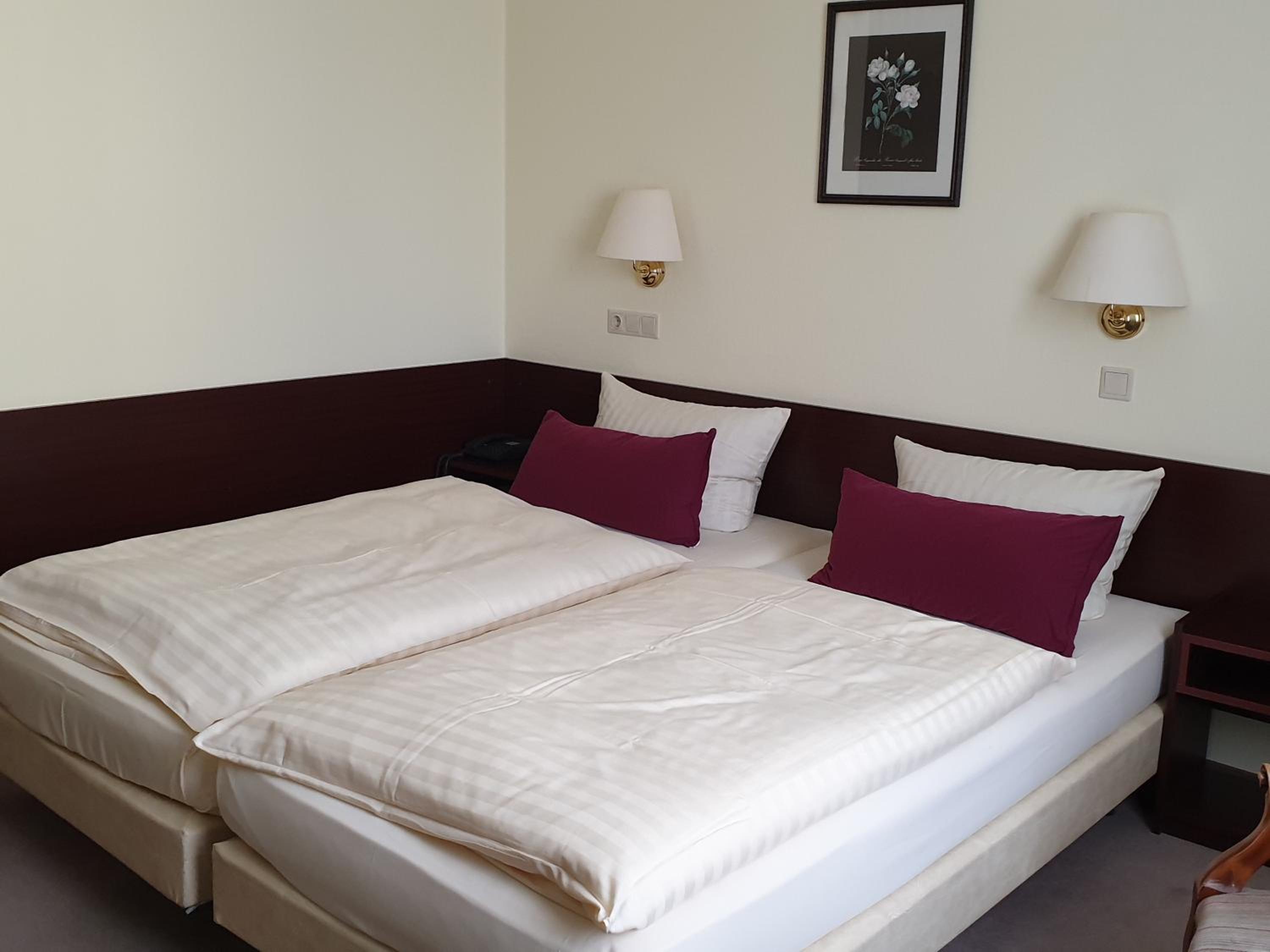 Standard Twin Room - Photo 4
