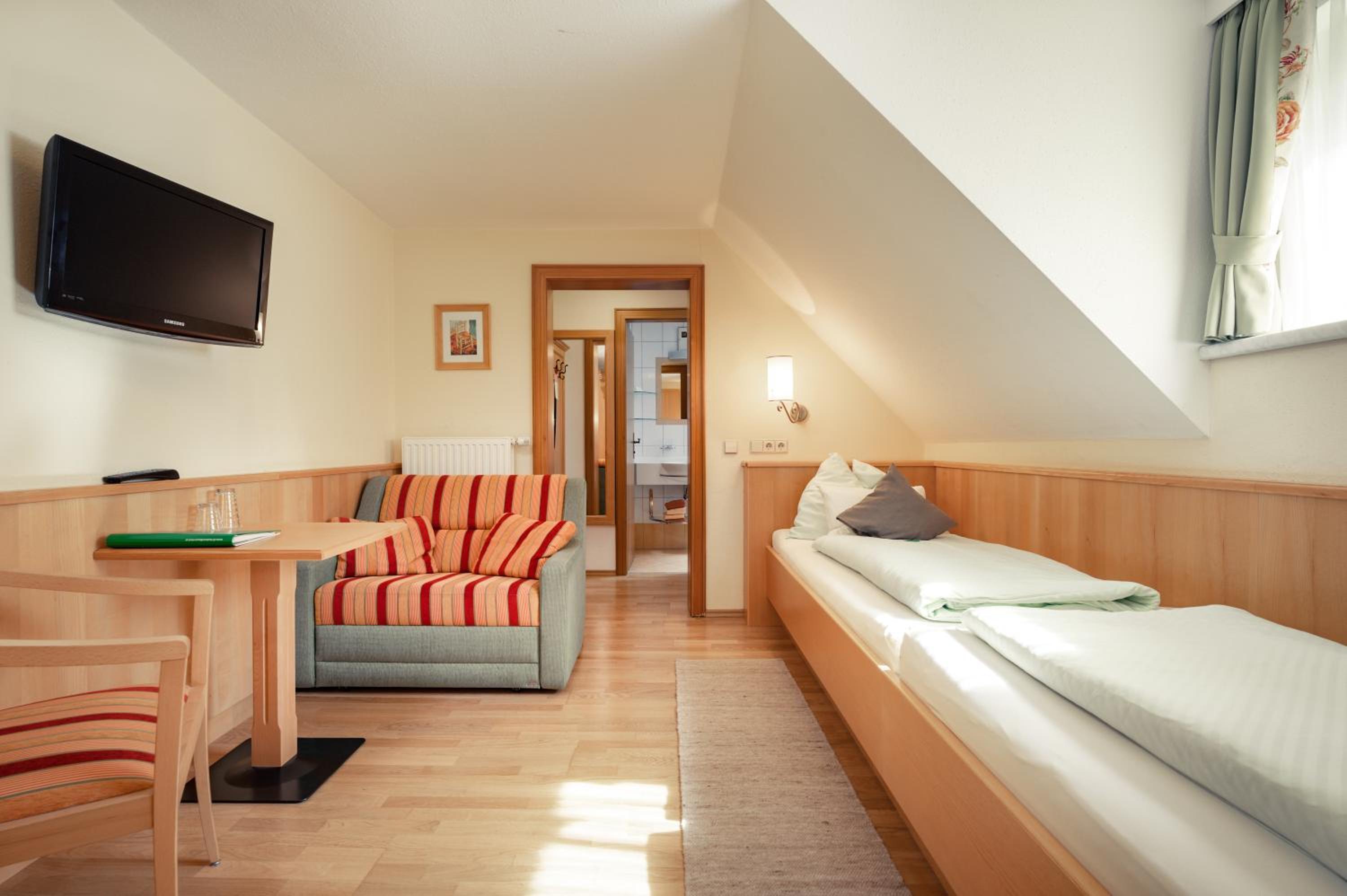 Family Room (2 Adults + 2 Children)