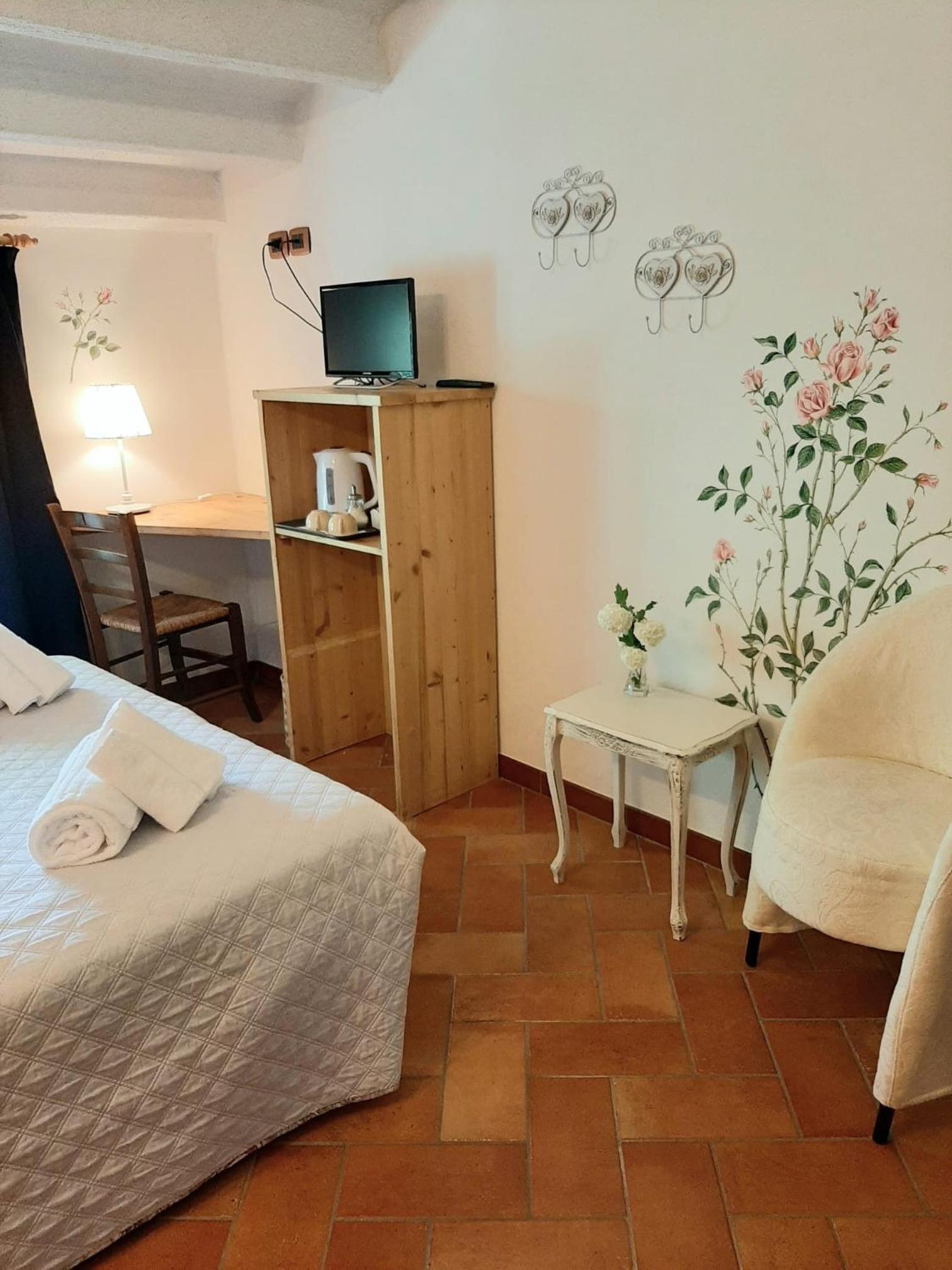 Double Room - Photo 6