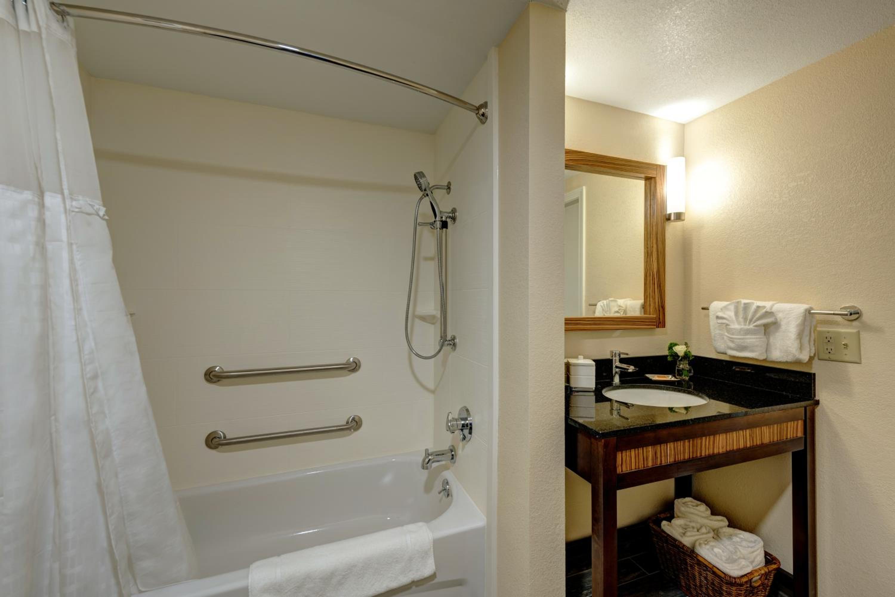 King Suite - Accessible/Non-Smoking photo 3