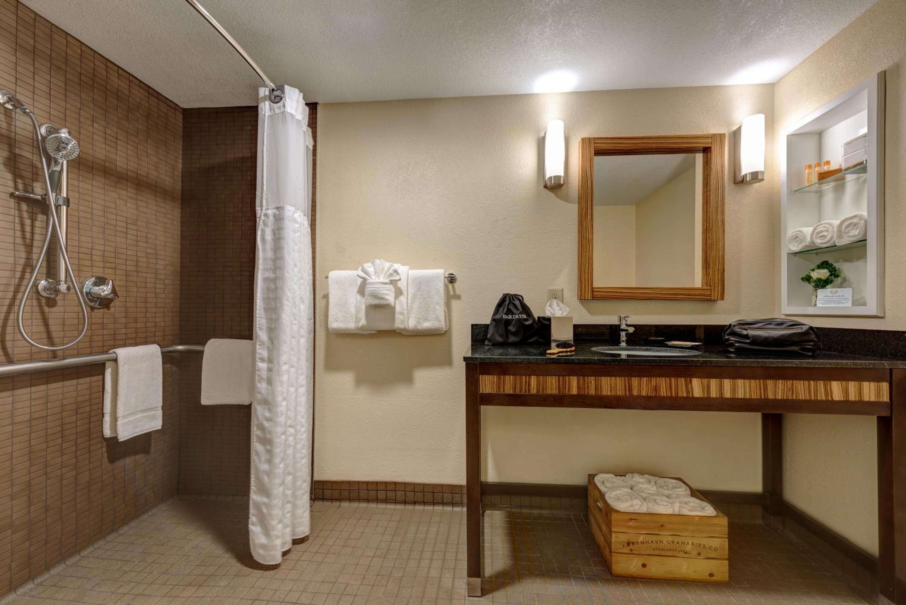 Queen Room with Two Queen Beds - Accessible/Non-Smoking  photo 3