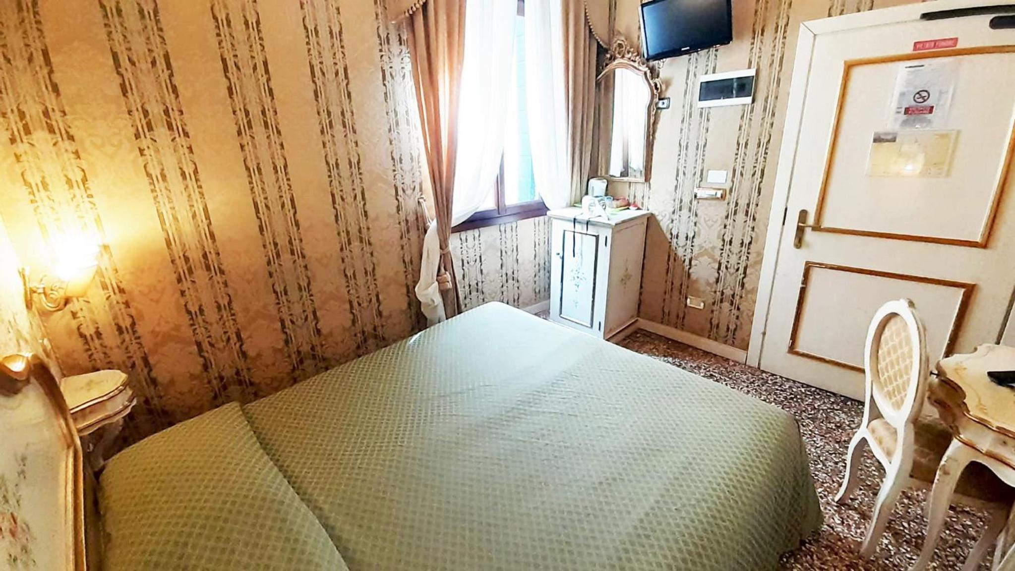 Small Double Room photo 1
