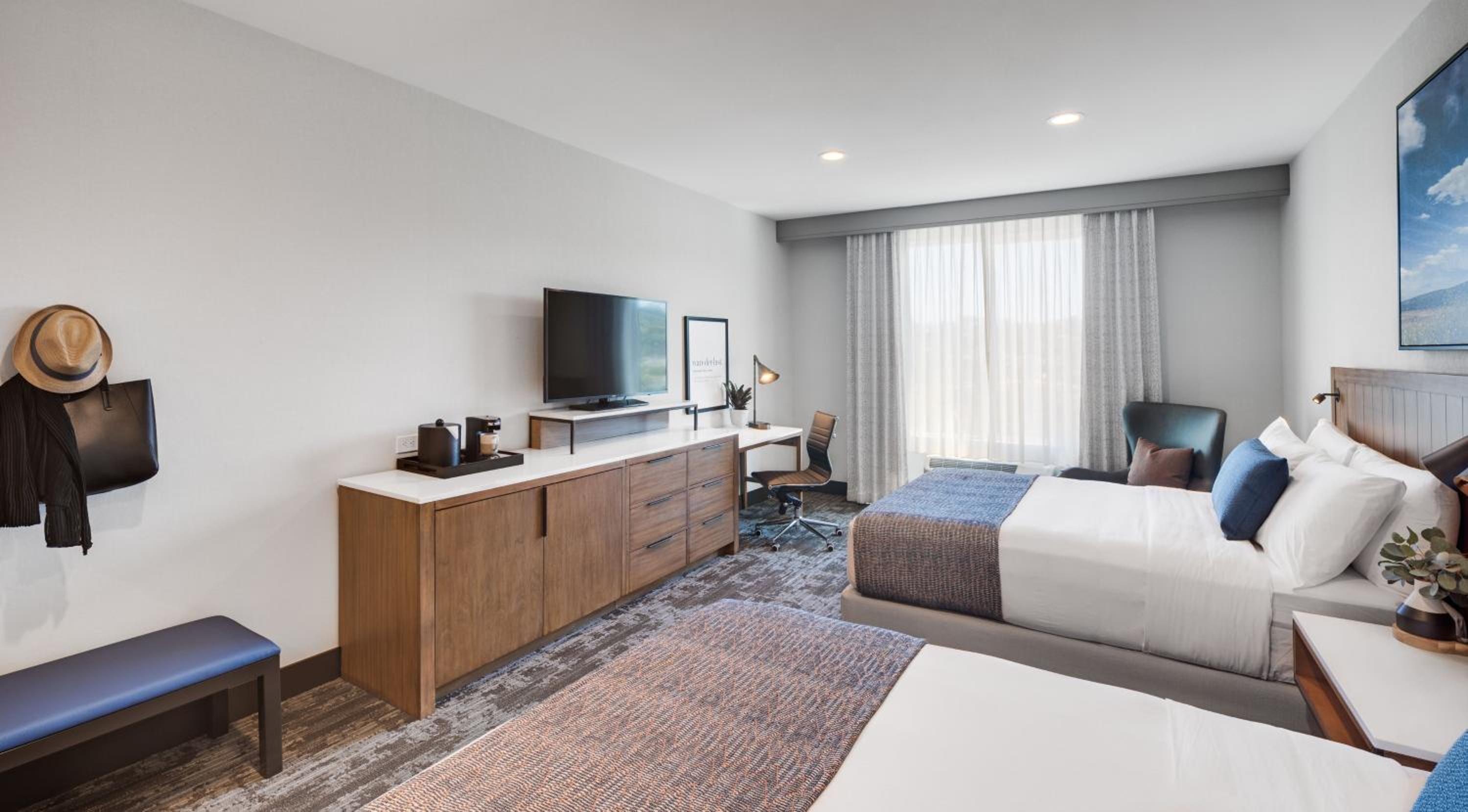 Deluxe Queen Room - Photo 9