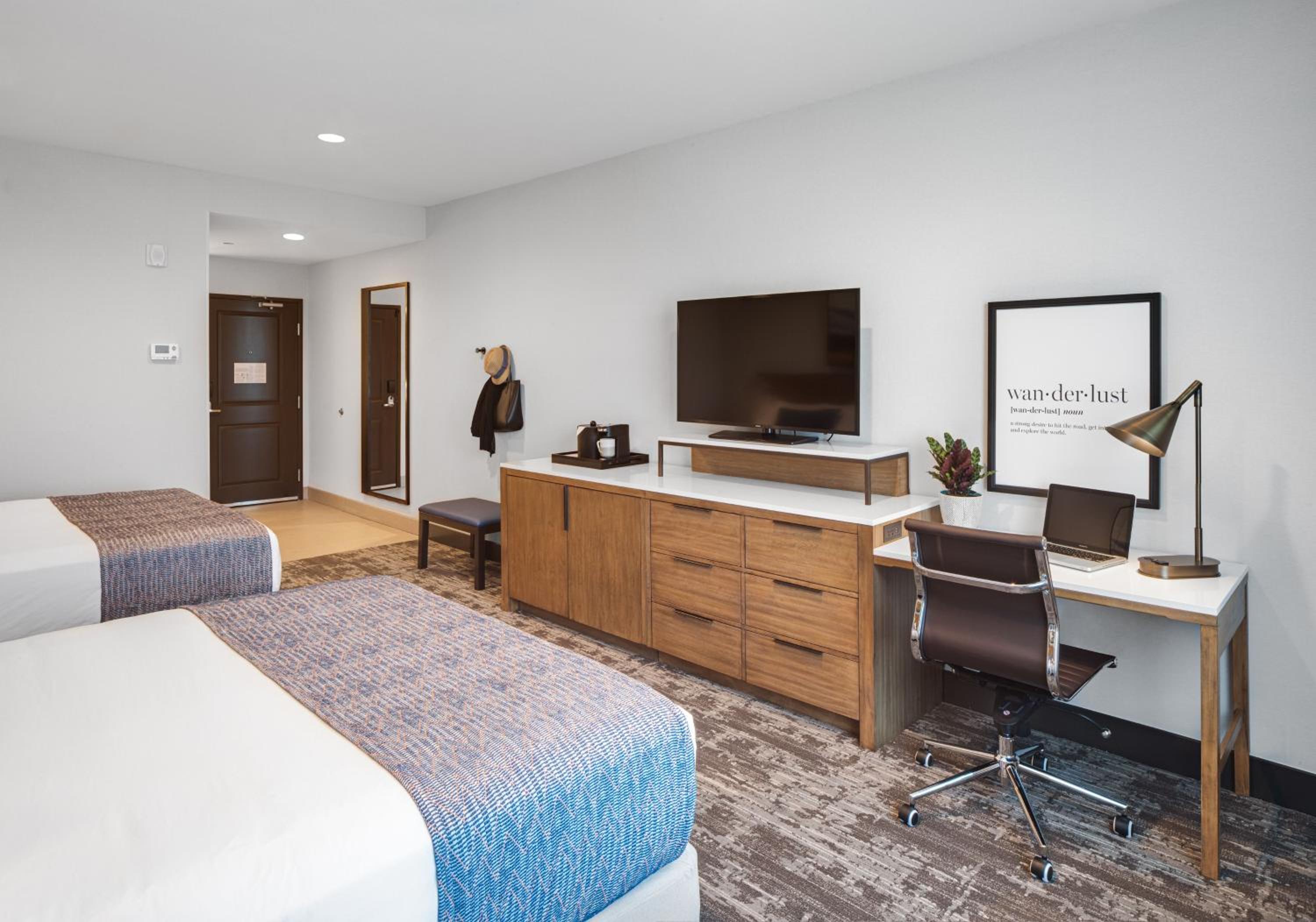 Deluxe Queen Room - Photo 8