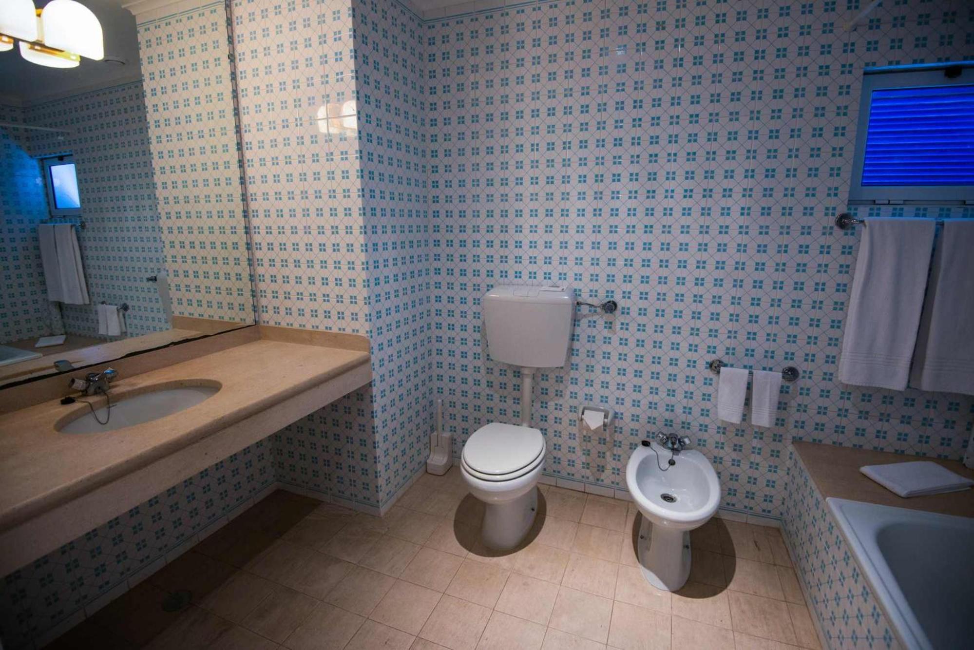 Twin Room - Photo 11