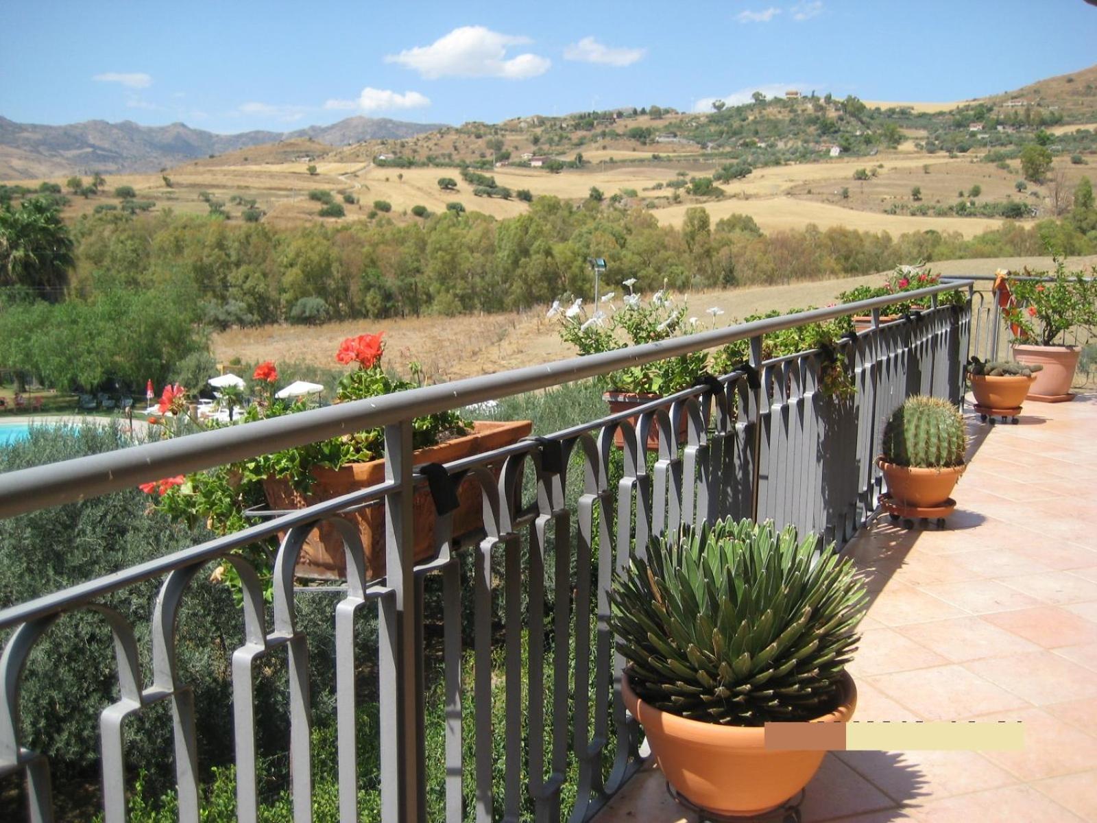 Double Room with Balcony - Photo 6