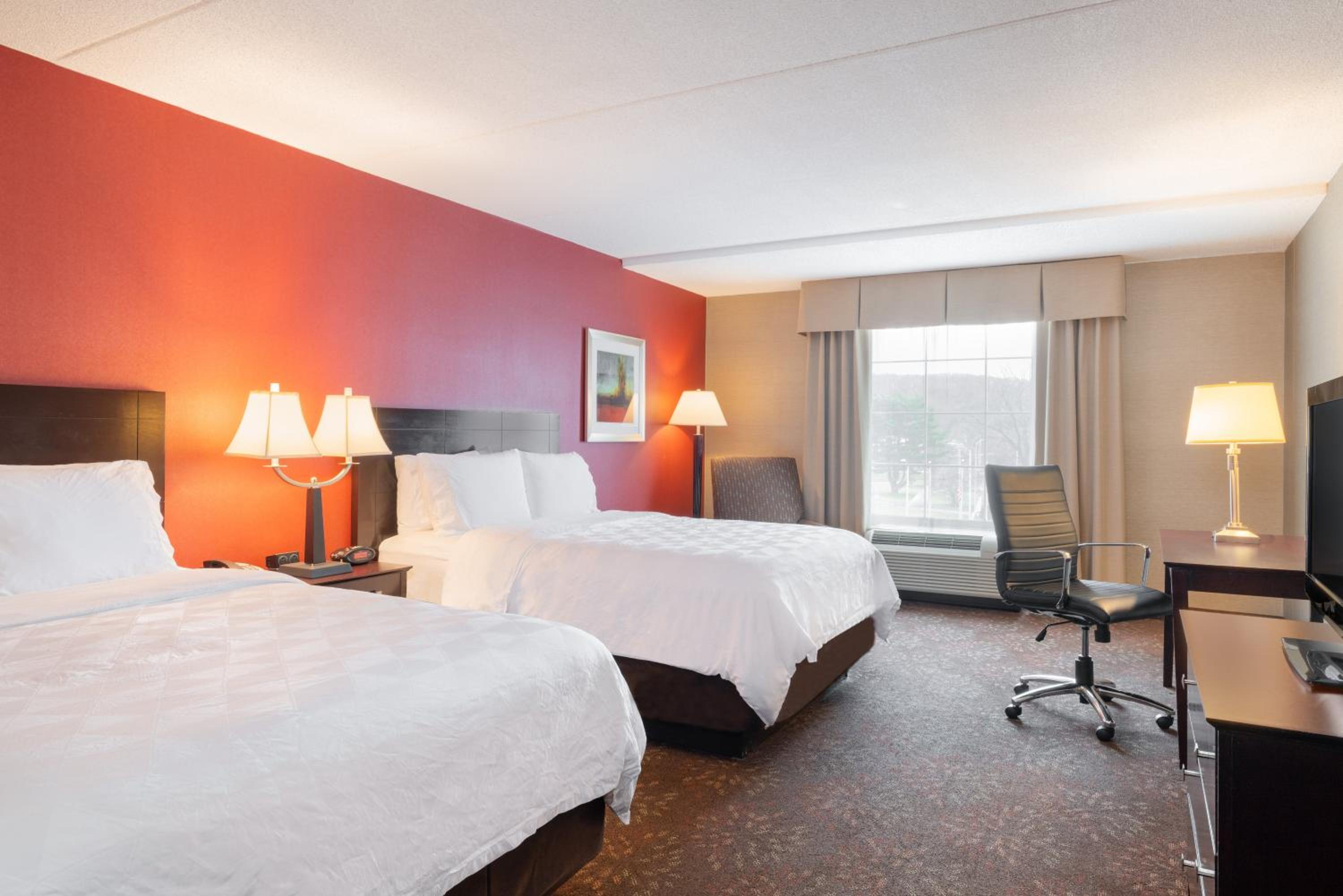 Standard Queen Room with Two Queen Beds - Photo 2