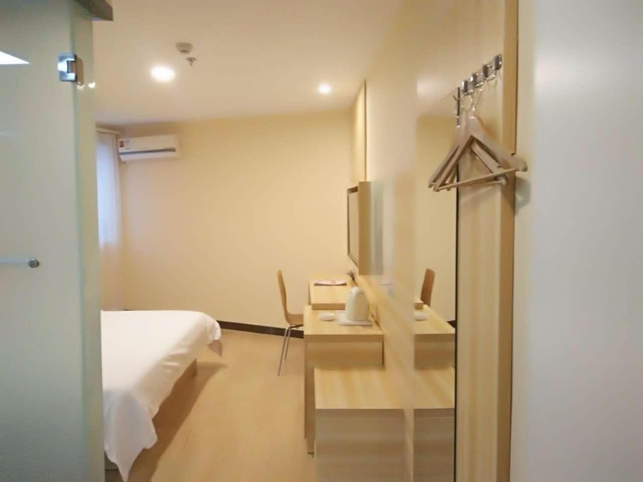 Comfortable Queen Room photo 3