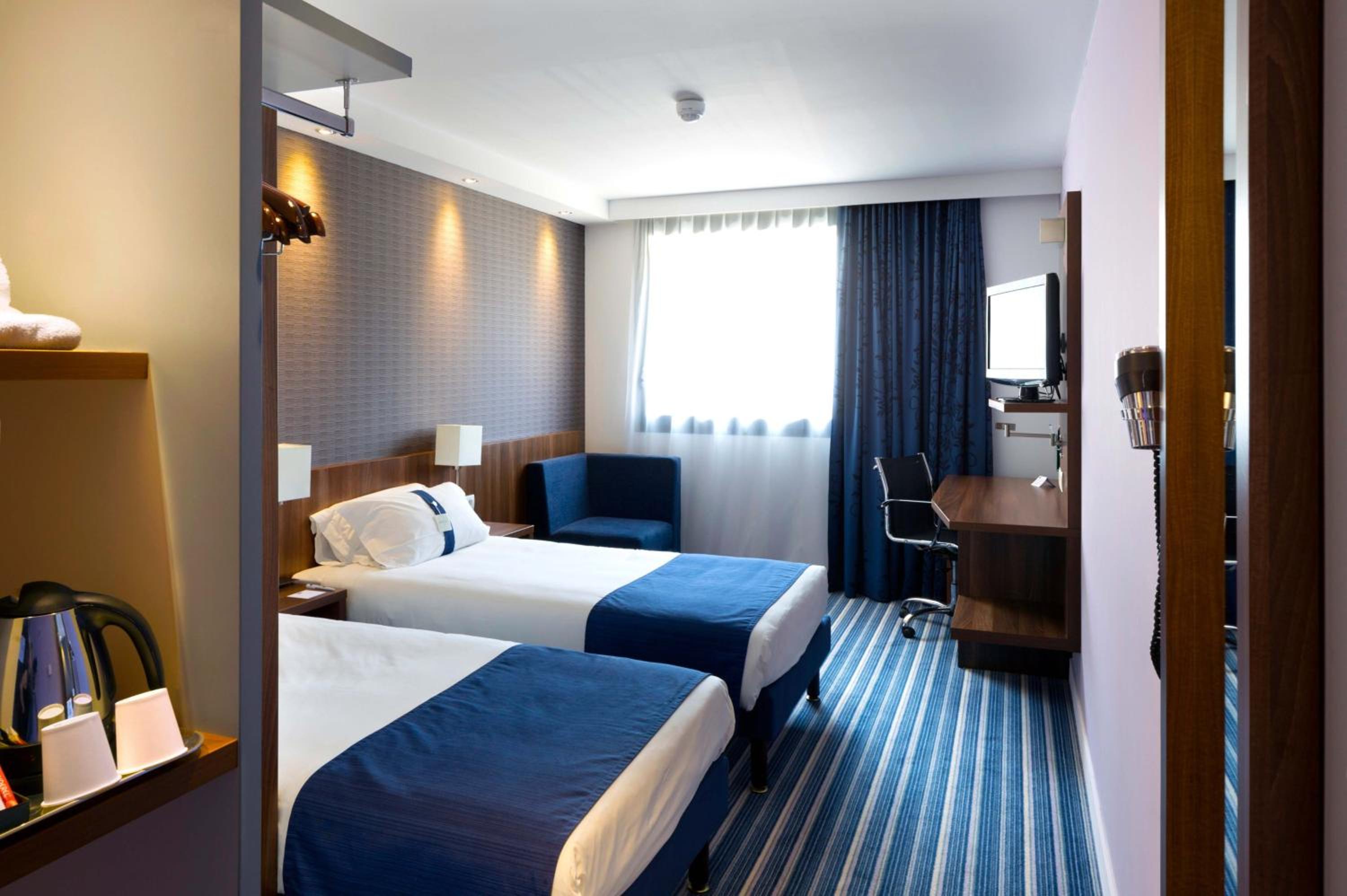 Standard Room with Free Breakfast - Photo 2