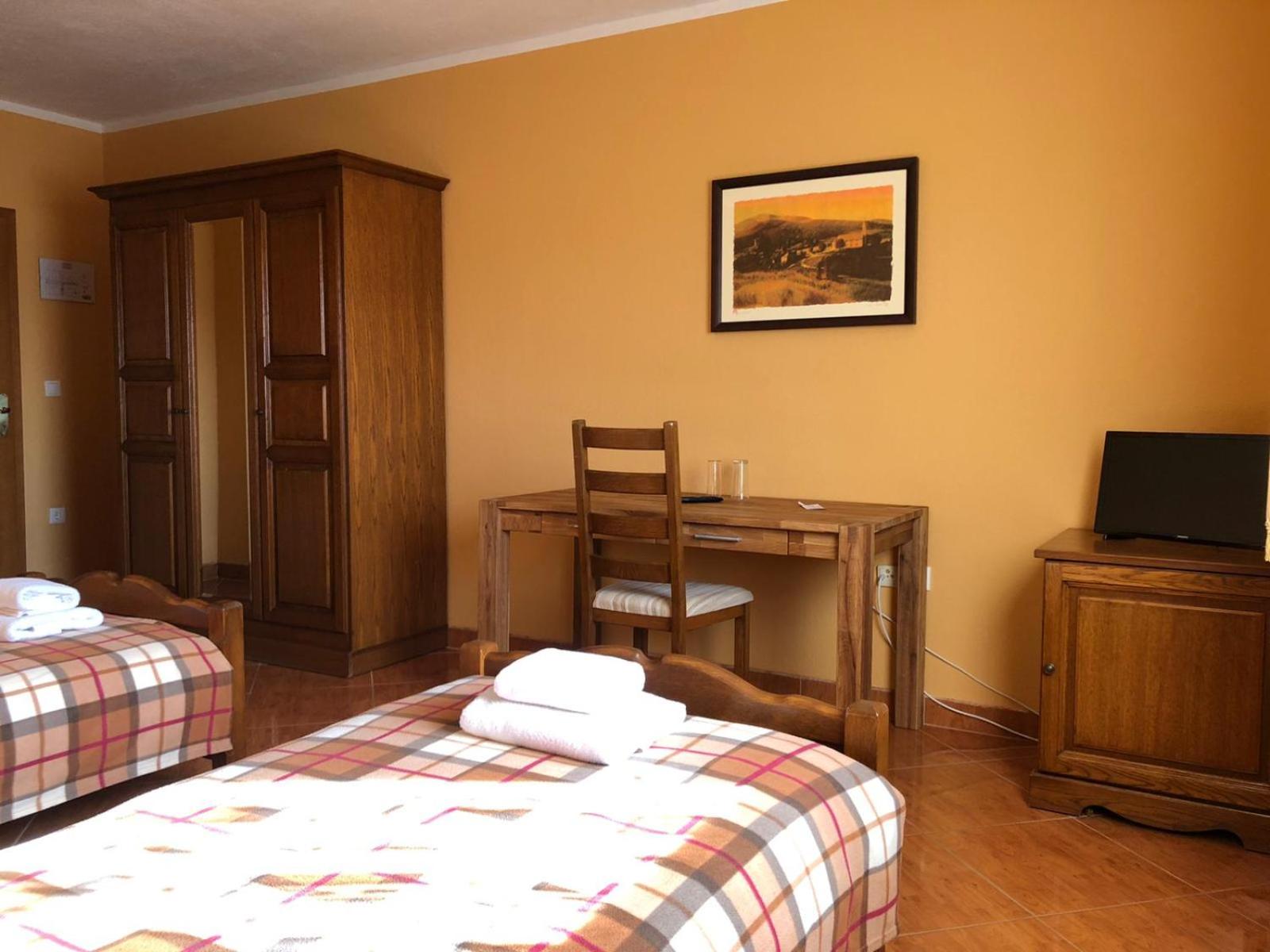 Twin Room - Photo 13