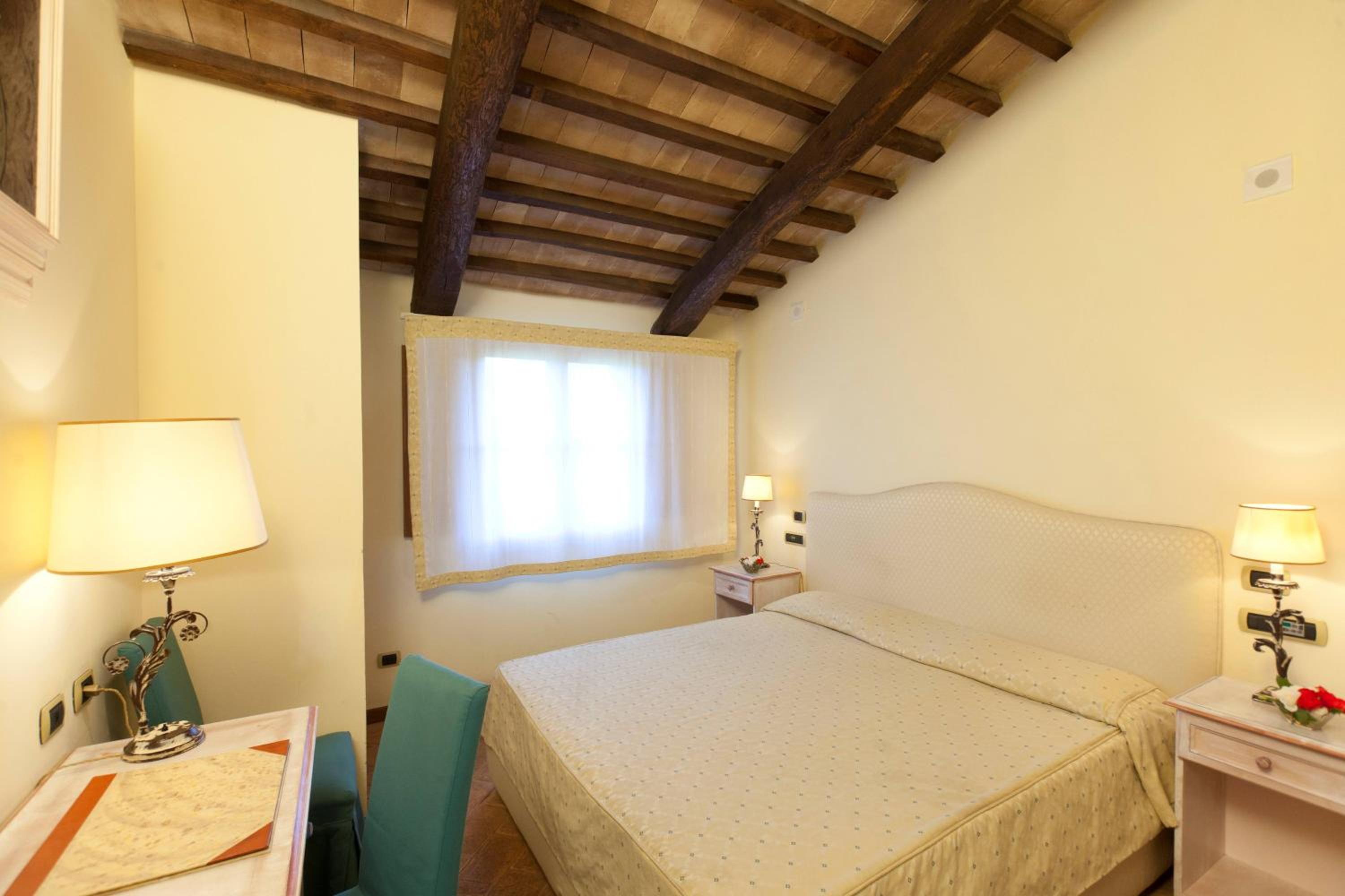 Standard Double Room - Photo 3