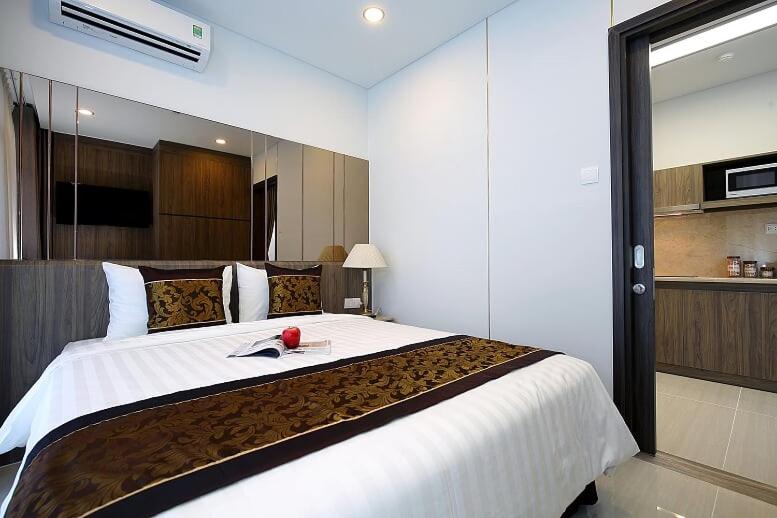 Family Suite with Balcony with Landmark 81 view photo 2