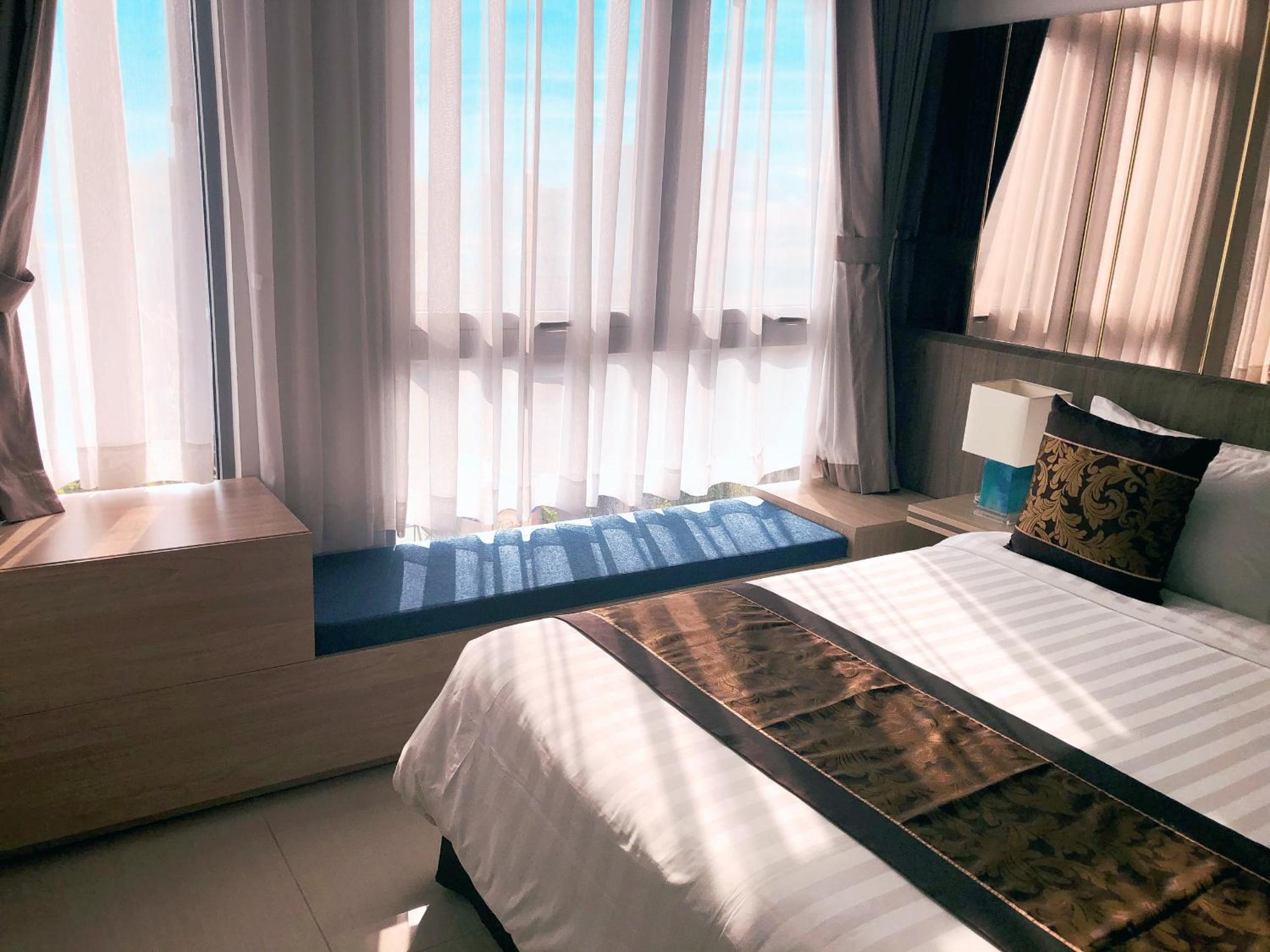 Family Suite with Balcony with Landmark 81 view photo 1