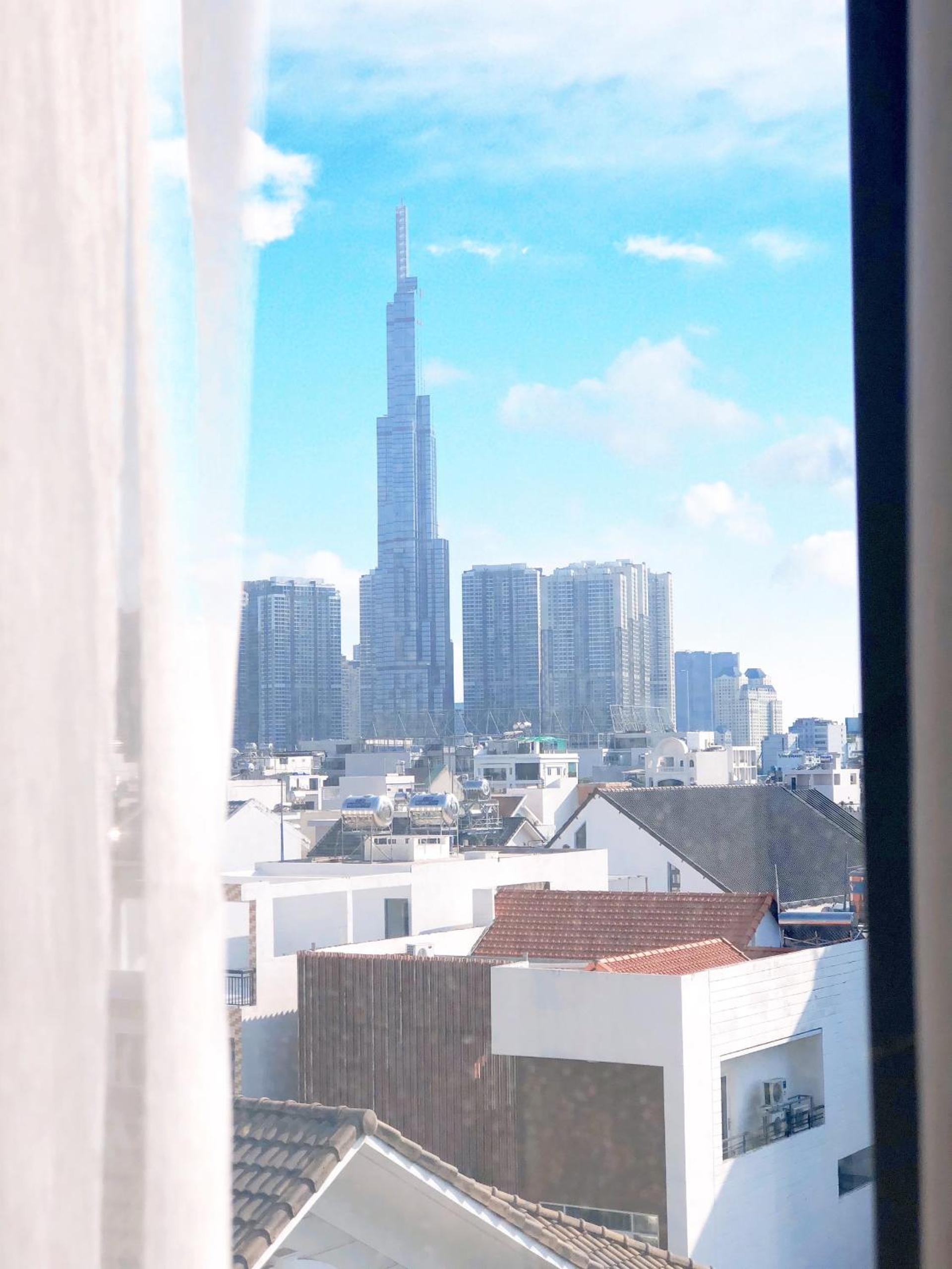 Superior Family Room with Landmark 81 view photo 2